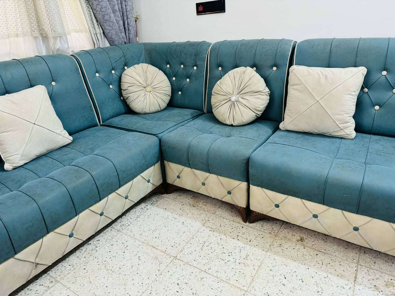 #للبيع ديوان حرف L وقنفه إضافيه 10 مقاعد من هوم سنتر جديد مستخدم ايام السعر 325 العنوان حله ورديه خارج


**إذا كنت صاحب هذا الإعلان وتريد حذفه لأي سبب، رجاءا أرسل رسالة إلى الدعم الفني**