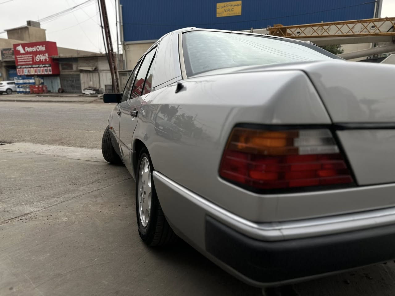 السلام عليكم
مرسيدس دب 

موديل 90 

سلفر 

داخل مخمل 

كراسي كهرباء 

صاج مشطب 

سلايت طكتين 

بردة كهرباء 

كير ومكينة 300

ويل كب تفاحة 

السيارة مصبوغة عام 

السعر 92 وبيها مجال 

 للاستفسار 
***********
