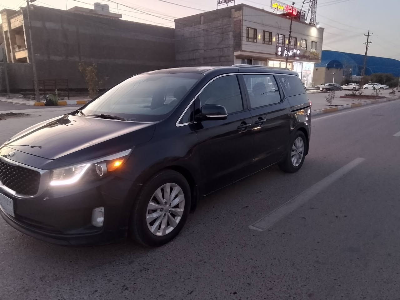 يالله سلام عليكم كيه سيدونه موديل 2016 وارد امريكي حادثها من امريكا قبق الجنطه والجاملغ الخلفي الايمن وبيها جراد بسيط بالقماره السيارة كير محرك 6 سلندر ثلاث قطع  تبريد حداديه جهازه السياره السيارة فول مواصفات واحد على واحد السنويه ل 2028 ماشيه 174 سعر السياره 158 وبيه مجال الشراي العنوان كربلاء رقم الهاتف ***********
