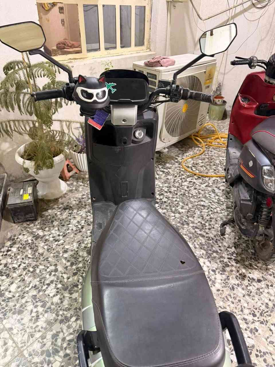 السعر 530 الف وبيها مجال بسيط حك الجيه 
للتواصل واتساب تلجرام
*********** 
انستا f1_14f

هذه هي الدراجة الكهربائية الشهيرة والمعروفة في السوق العراقي باسم دراجة شحن 318 (أو إصدارات Korea-MR الـ 318)، وتعتبر من الدراجات القوية والمطلوبة جداً بسبب متانتها وتصميمها العصري "أبو عيون" المميّز.
​إليك المواصفات الحقيقية والمضبوطة لهذه الدراجة:
​⚡ الأداء والسرعة
​قوة المحرك (الملف): يأتي بمحرك قوي بقدرة 1500 واط إلى 2000 واط (حسب الدفعة والدقة في التصنيع)، مما يعطيها عزماً ممتازاً في الصعدات.
​السرعة القصوى: تصل سرعتها على الشاشة (الكيج) إلى حوالي 85 - 95 كم/ساعة (والسرعة الفعلية على الأرض تتراوح بين 65 إلى 75 كم/ساعة حسب الوزن).
​ناقل الحركة (الجير): تحتوي على 4 سرعات (نمر) إلكترونية لتوفير الطاقة أو زيادة السرعة، بالإضافة إلى نظام R (بَك) للحركة إلى الخلف.
​🔋 البطارية والطاقة
​نظام البطاريات: تعمل بـ 6 بطاريات كبيرة الحجم من نوع "غرافين" (Graphene) المتطور بقوة 32 أمبير.
​المسافة (المدى): تقطع مسافة تصل من 50 إلى 70 كم بالشحنة الواحدة (يعتمد على معدل السرعة والوزن المحمول).
​🛠️ المواصفات الإضافية والتحكم
​التشغيل الذكي: تدعم التشغيل بدون مفتاح عن طريق البصمة (الريموت)، السويتش الاعتيادي، أو نظام كارت الـ NFC الذكي.
​الإضاءة: نظام إضاءة LED أمامي مزدوج قوي جداً (المعروف بشكل العيون الدائرية المحاطة بإطار برتقالي) لإضاءة ليلية ممتازة.
​الإضافات: تحتوي على شاشة ديجيتال واضحة لقراءة السرعة ونسبة شحن البطارية، بالإضافة إلى منفذ شحن هاتف (USB) وحامل موبايل.
​الدراجة ممتازة للمسافات الطويلة والعمل اليومي بسبب سعة بطارياتها الكبيرة وثباتها العالي على الطريق.
