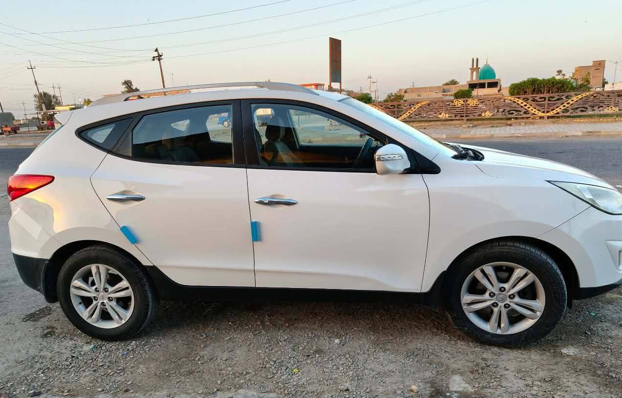 السلام عليكم... 
توسان ٢٠١٢ خليجي رقم سليمانيه تحويل مباشر  مكفوله من الكص والتبديل ما عدا مكانات بارد وصبغ بسيط جداً مكينة 2000دوش بحالة جيدة جداً وگير ممتاز  ..حداديه ٨٠٪ أمامي وخلفي.. التايرات  جديدات نظافتهن ٧٠٪ الأرضية مغلفة جلد ..بصورة عامة السيارة جيدة جداً
مكان السيارة واسط الكوت ..الاستفسار الاتصال ***********   ***********
