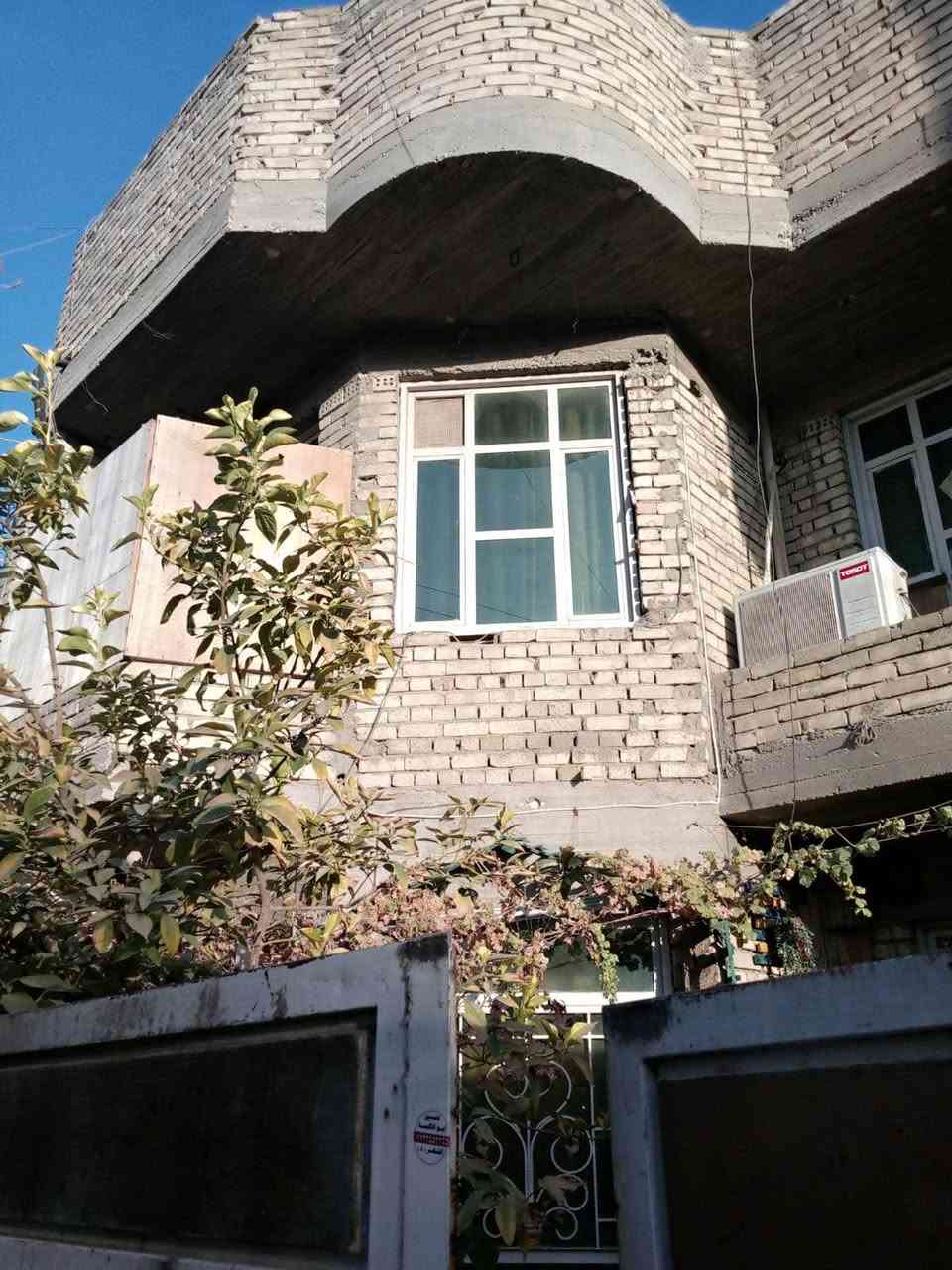 سلام عليكم ورحمة الله..

بيت للبيع طابو ملك صرف تحويل مباشر بسم الشاري 📑 

تفاصيل البيت…👇🏻
مساحة 150 متر 🏠 
يحتوي علا 6 غرف نوم 🛌 
يحتوي علا صحيات وخدمات عدد4 في الطابقين 🚽 🛁~
استقبال 4*6 
مطبخ 4*3
صالة مفتوحة مع الدرج 
البيت نصف الخلفي قديم عكادة مرمم ونضيف والنصف الامامي صب مسلح~
عنوان البيت//الشعب-قرب سوق الصبح قرب شارع الصحة//السعر اتصل او راسل خاص واني بلخدمة😇
هاتف/*********** بغداد, العراق
