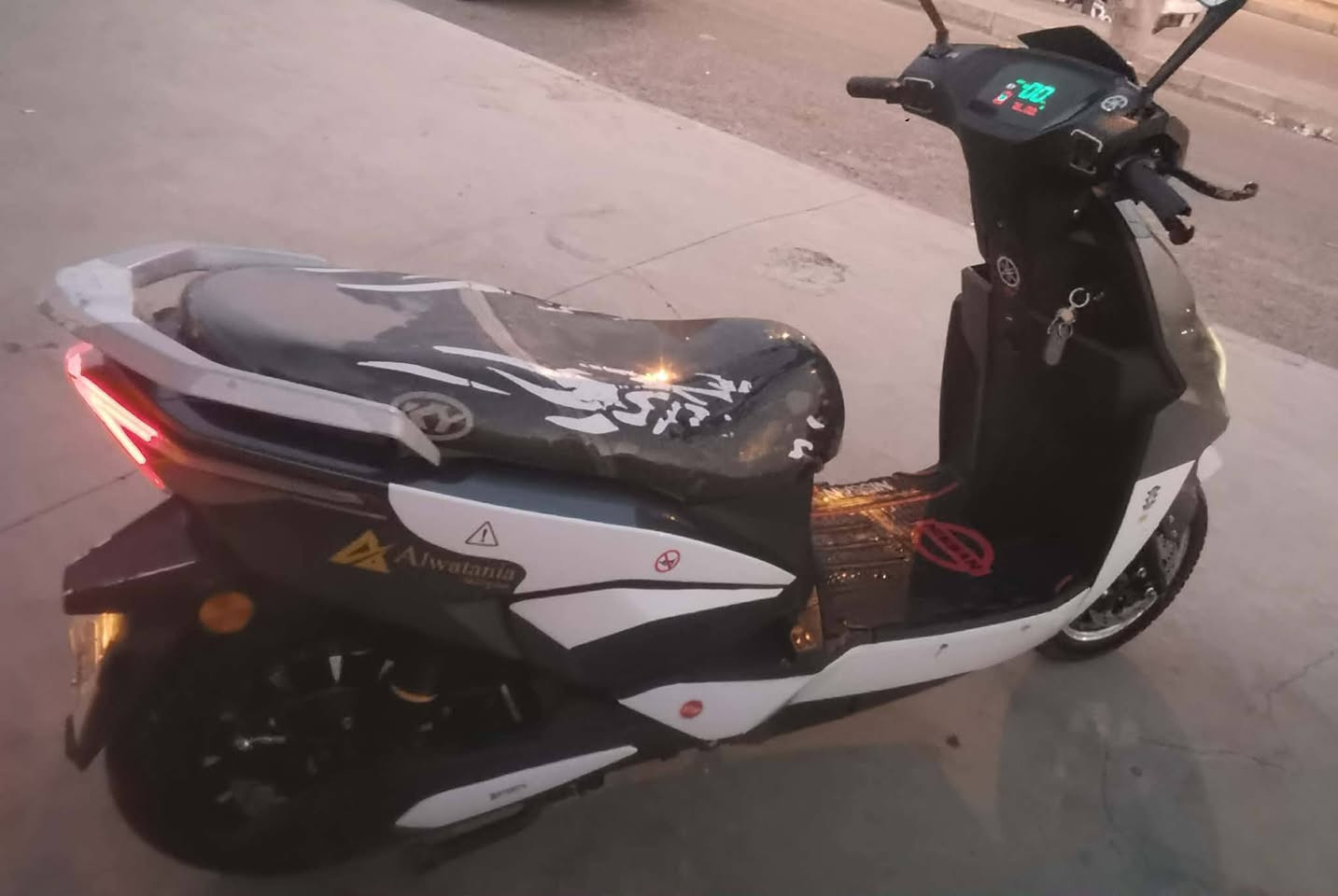 سلام عليكم
ماطور شحن للبيع سكنس 
كلشي شغال مابي اي نقص 
بطاريات كلهم جدد وبيهم وصل 
بي R لايت عالي ناصي + مثبت سرعه 
3 سرعات يقرة 60 حقيقي 
السعر 500 وبي مجال بسيط 
للاستفسار خاص او 
*********** بي واتساب
