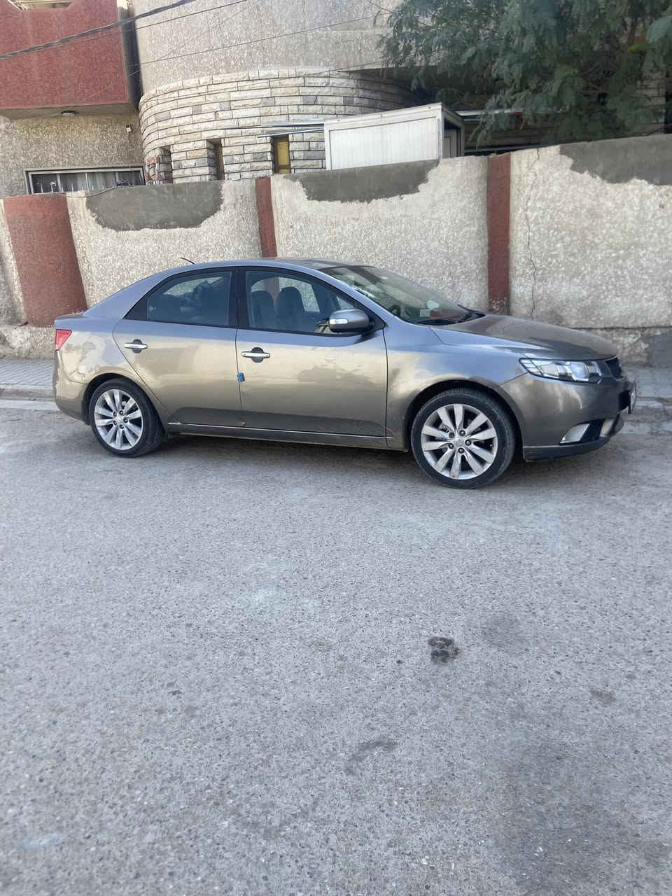 السلام عليكم 
كيا سيراتو 2011 خليجي مكينه 1600 فوول مواصفات عدى البصمه 
السياره بيهه قطعه وحده صبغ جاملغ امامي .

وباب السكن الخلفي مبدل بلادي بدون صبغ 
مكينه ما مفتوحه شرط  وكير كذلك كفاله 
سياره بيهه بارد خفيف  … السياره نضيفه كلش مثل ما مبين بالصور 
السعر 98 ورقه وبيهه مجال بسيط 

للتواصل خاص او على الرقم ***********
