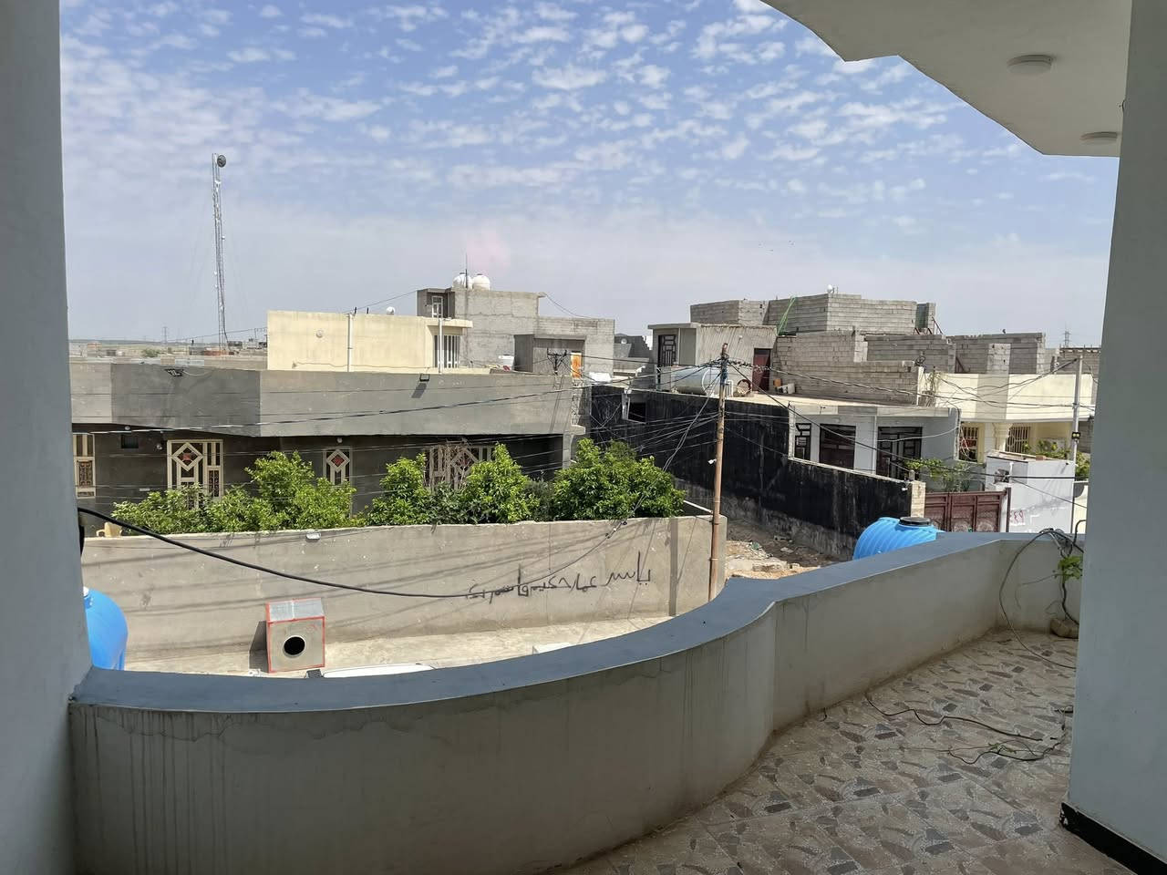 بيت للبيع
الموقع حي الحشد  مساحه 250 متر 
طابقين بناء حديث 4 غرف نوم واستقبال ومطبخ حراري وعادي 
ثلاث مرافقات واحد غربي مع حمامين وصاله كبيره ومنورين  حديقه كبيره بناء حديث جدا  
السعر مناسب كلش  
للاستفسار  ‭0772 346 8338‬
