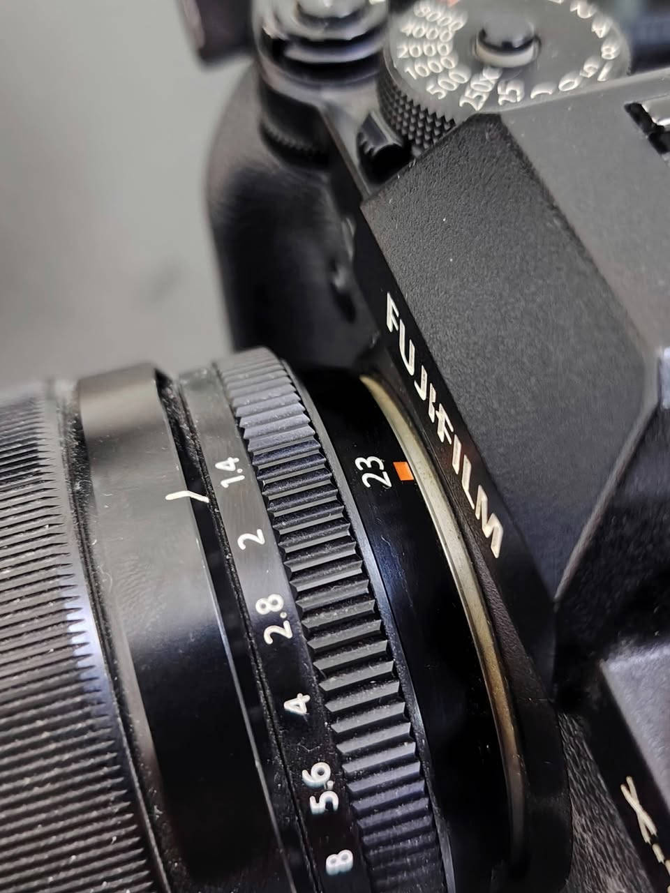 للبيع:  الفوجي Fujifilm X-T3
وعِدة كاملة!
​
للبيع: وحش الفوجي Fujifilm X-T3.. نظافة "عروسة" وعِدة كاملة!
​لأهل الذوق وأصحاب اللقطة السينمائية، عندي هاي التحفة الفنية للبيع. كاميرا غنية عن التعريف، تجمع بين الكلاسيك وقوة الأداء، وياها عدسات تخليك ما تحتاج شي بعد.
​الأغراض اللي وياهة:
​جسم الكاميرا (Fujifilm X-T3): لون أسود ملكي، الكاميرا نظيفة جداً وأداؤها بالفيديو والصور "خرافي". تصوير 4K وسرعة تركيز (Autofocus) طيارة.
​العدسة الراقية (XF 23mm f/1.4 R): هاي العدسة يسموها "ملكة العزل". بفتحة 1.4 تنطيك غواش (Bokeh) للتربة وألوان تجنن، تفيد جداً للبورتريه وتصوير الشارع.
​العدسة الجوكر (XF 18-55mm f/2.8-4): هاي مو عدسة كيت عادية، هاي عدسة "بريميوم" بيها مانع اهتزاز وتفيدك بكل مكان، سفر، مناسبات، وفلوكات.

السعر ٨٥٠  الف


**إذا كنت صاحب هذا الإعلان وتريد حذفه لأي سبب، رجاءا أرسل رسالة إلى الدعم الفني**