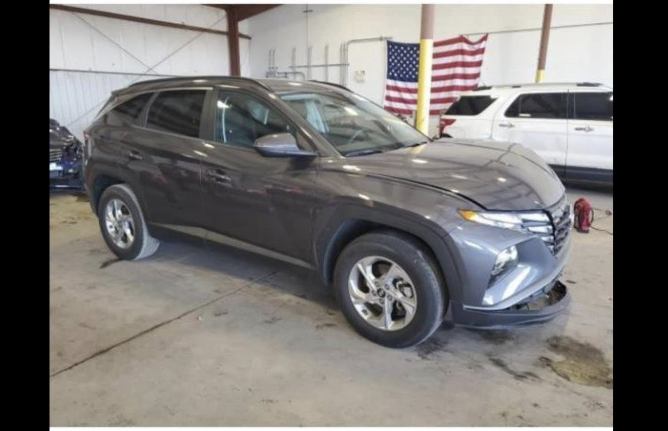 السلام عليكم ...
توسان موديل ٢٠٢٢ للبيع وارد امريكي مواصفات السيارة:
محرك ٢٥٠٠GDI،بصمة ،هاند بريك بصمة ،اوتوستوب ،رادار،تحديد مسار ،كشنات تدفئة، كشن السائق كهرباء،تحكم ستيرن ،كروس سرعة 
حادث السيارة كما موضح بالصور  قطعتين صبغ 
رقم اربيل سنوية بأسمي
السعر ١٧٥ 
للاستفسار ***********
