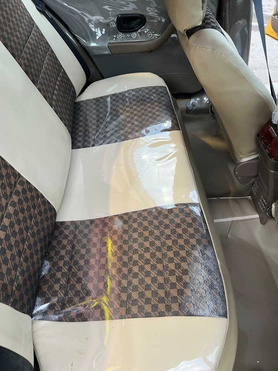 السلام عليكم سمند 2010رقم بغداد بسمي مال جناي متعوب عليها مكينه گيرخيرمن الله سيارة حلوة احلى من الصورة مكان بغداد ***********
