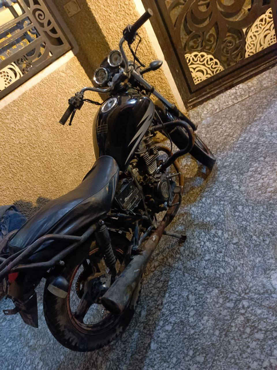 المواصفات:
🏍️ نوع: دراجة نارية ستريت / كلاسيك
⚙️ سعة المحرك: تقريبًا 125 cc أو 150 cc
🔧 عدد السرعات: 5 سرعات يدوية
🌀 تبريد: هوائي
🛞 فرامل أمامية: ديسك
🛞 فرامل خلفية: درم
🔋 تشغيل: سلف (كهرباء) + رجل
🔗 دفع: سلسلة (Chain Drive)
📍 اللون: أسود
📌 حالتها: مستعملة، تشغيل ممتاز، مناسبة للتنقل اليومي
ملاحظات:
✔️ اقتصادية على البنزين
✔️ صيانتها بسيطة
✔️ ممتعة للمدينة والطرقات القريبة
💰 سعر: 400بيها مجال للطيبين
📞 للتواصل *********** او خاص
مكان: كربلاء قرب مستشفى الكفيل التخصصي
