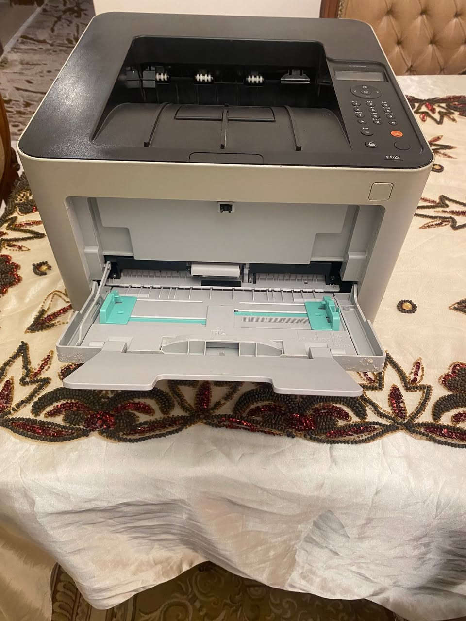 للبيع طابعة كسر زيرو حرفيا بدون خربوش وبدون اي اعطال الغنية عن التعريف printer سامسونج -3820-4020 nd نتورك دوبليكس حرفيا كالجديدة تماما لطابعة المذكرات وجميع الاعمال المكتبية حبر بودرة ليزر جيت ابيض واسود طباعة مباشر من الموبيل بدون وصلات وطباعة اوتوماتك واجهين بسرعة ٣٨ ورقة بالدقيقة - الطابعة بها شاشة لسهولة الاستخدام - حبارة متوفرة تملي ب ٢٠٠ ج تكفي ٩٠٠٠ ورقة 
فيها درجين يشيلوا ٥٠٠ ورقة 
تطبع usb من اللاب او الكمبيوتر وتطبع من الموبيل من غير اي وصلات 
بجميع وصلاتها الاصلية - البيع لعدم الاحتياج الحالي 
طابعت عدد قليل جدا جدا كسر زيرو- حبارة جديدة كاملة اصلية
المكان الرحاب 
السعر ٣٣٠٠ ج
للتواصل 01022698859


**إذا كنت صاحب هذا الإعلان وتريد حذفه لأي سبب، رجاءا أرسل رسالة إلى الدعم الفني**