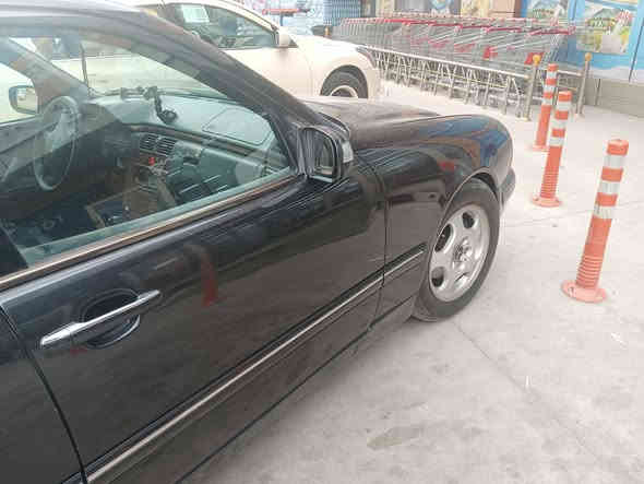 سلام عليكم ورحمه الله وبركاته عندي مارسيدس ام عيون موديل 2000رقم سليمانيه بأسم اخويه 
سياره مصبوغه صبغ درجه اولى قبل 20يوم طلعت من الفرن مناقصها شي مكفوله من الحادث والخياس حشاكم ولا كلوب بيها ميشتغل صيانه كامله من حداديه وكهربائيات 
صدر امامي خلفي كله مبدل باستثناء الباب الخلفيه وره السائق قبل اسبوع نطخت عندي
ورجعتها بارد للامانه سياره ترايها ماشاء الله 
السعر المطلوب 140 وبي مجال للاتصال بالرقم *********** فيس ممتواجد اعتذر جدا 
اليجي الف هلا بي سياره موجوده بغداد الدوره شارع ابو الطياره
