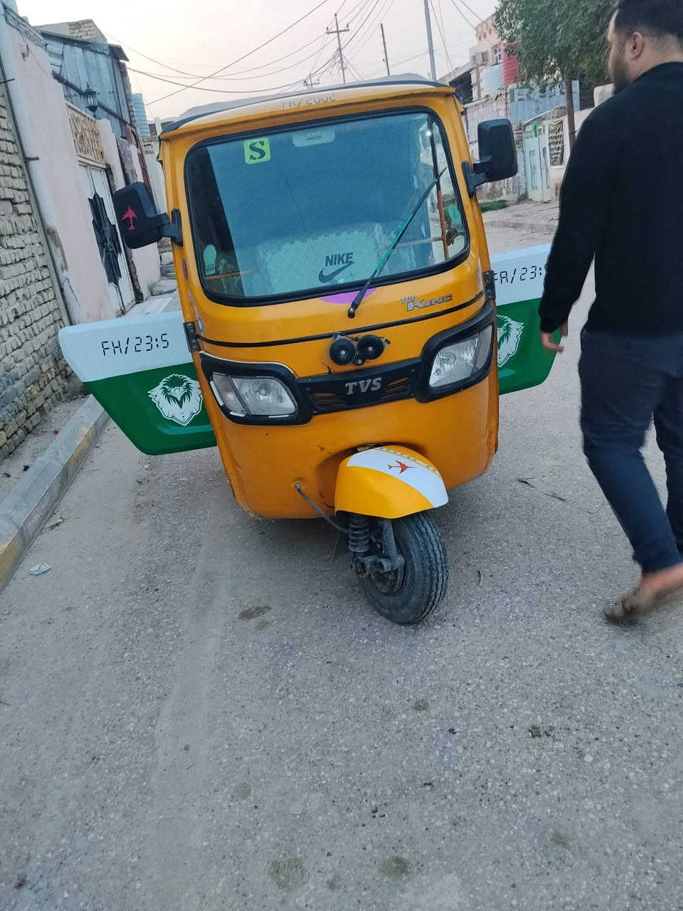 تفيس مديل 20طالعه بل 21دشبول وبيبان 21 مرقمه رقم
او سنويه تحويل مباشر ثاني يوم مفتوحه فقط بوش وبستم   
كهربائيات كلها شغاله تخم تاير جديد دبلات
 ومنضومه بريك جديده مكينه ناعمه خير من الله. 
التكتك جاهزه ربع ما تذب عليها. 
مكاني ناصريه مركز  سعرها 6 وبيها مجال قليل. 
الشراي يتصل 
***********
