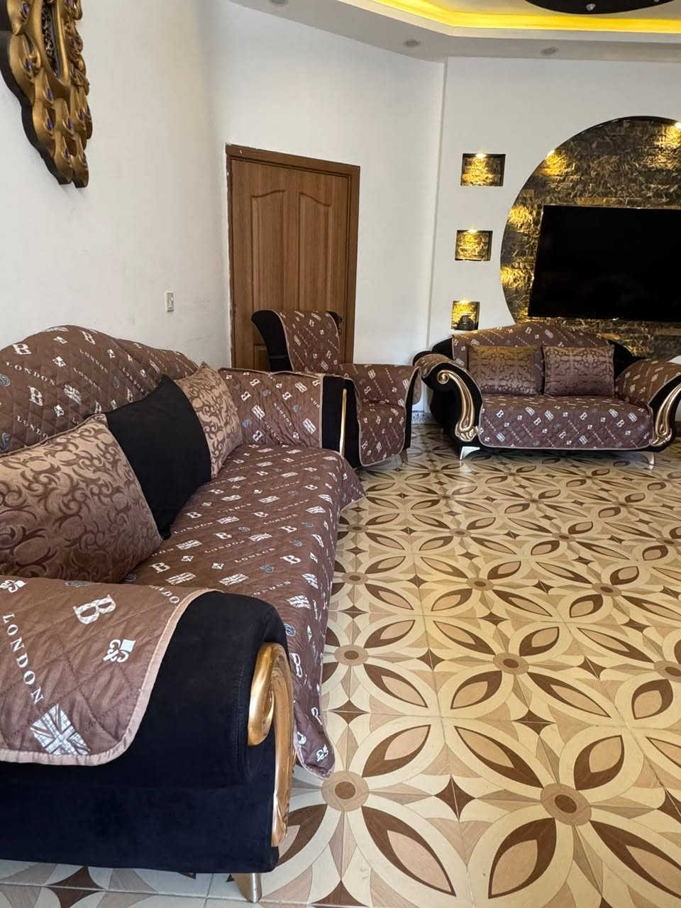 سلام عليكم 
تخم  للبيع مع جرجف و كوشات نضيف مابيهم عيب *********** عنوان كركوك
