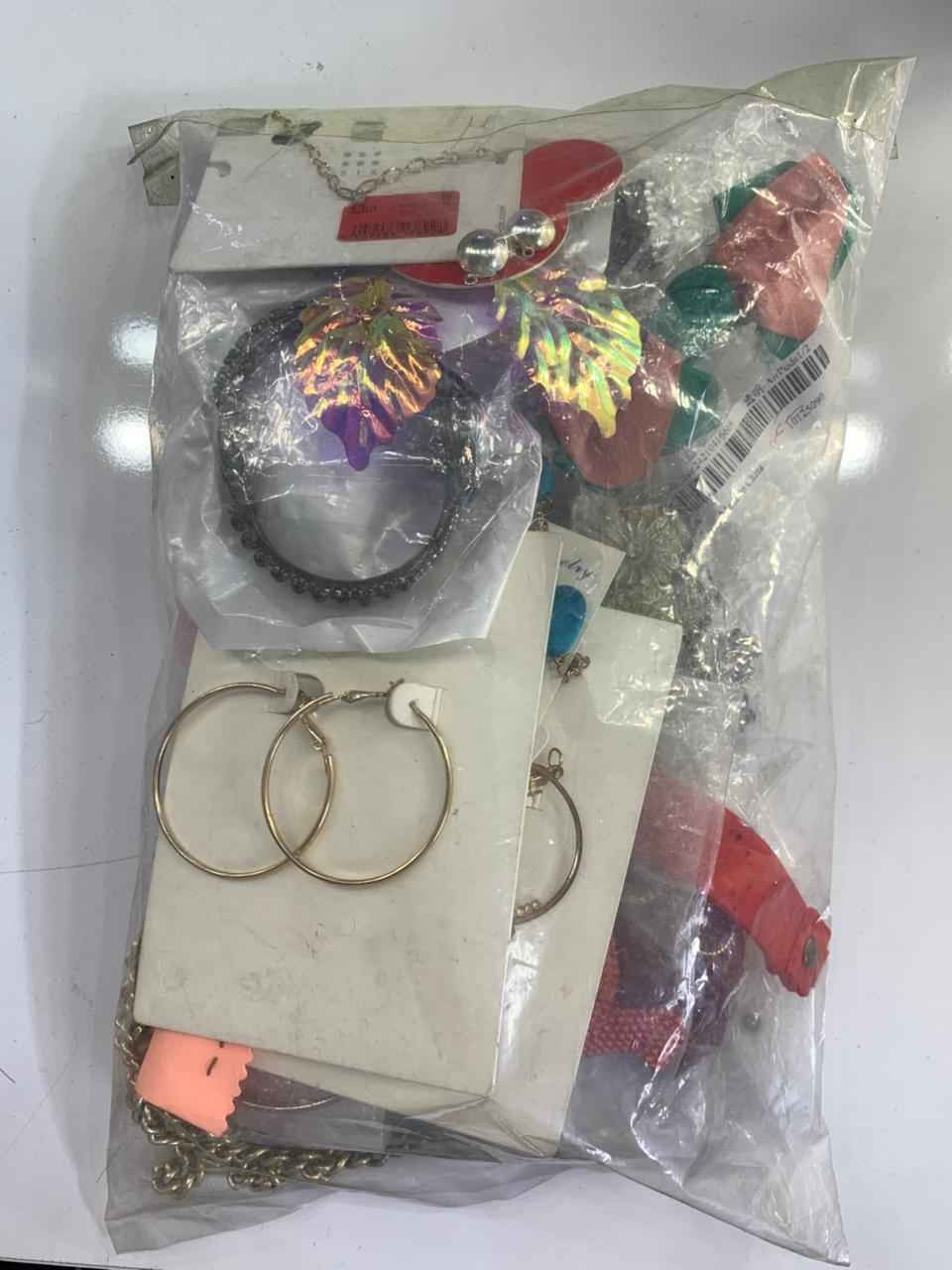 كيس إكسسوارات تخيلو بي ٥٠ قطعه بسعر ١٠ الف فقط يعني تطلع عليكم القطعه اقل الربع شيطلعلكم يطلعلكم بي انت وحظك هي إكسسوارات باله ممكن يطلع ضرر كلشي بي ساعات نضارات سوارات تراجي كلايد كلشي انا وحظك بعد وبي ٥٠ قطعه كلش هواي بغداد, العراق


**إذا كنت صاحب هذا الإعلان وتريد حذفه لأي سبب، رجاءا أرسل رسالة إلى الدعم الفني**