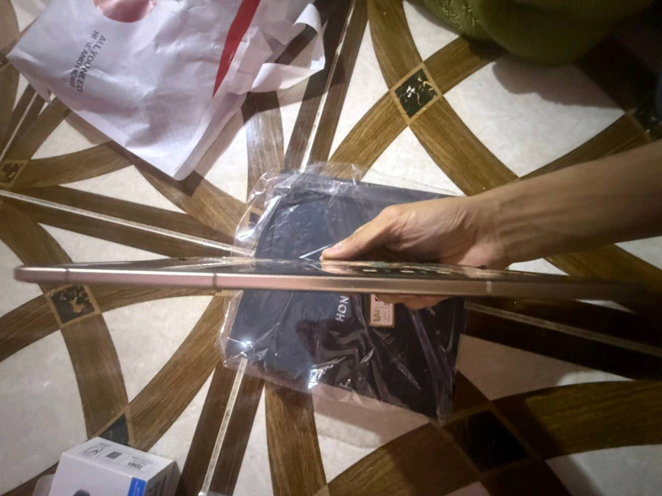 السلام عليكم جهاز هونر magic v5 قابل للطي جهاز رهيب شاشه ذاكره 512 لون ذهبي جديد ابحث عليه وشوف تفاصيله رايده ب 1600