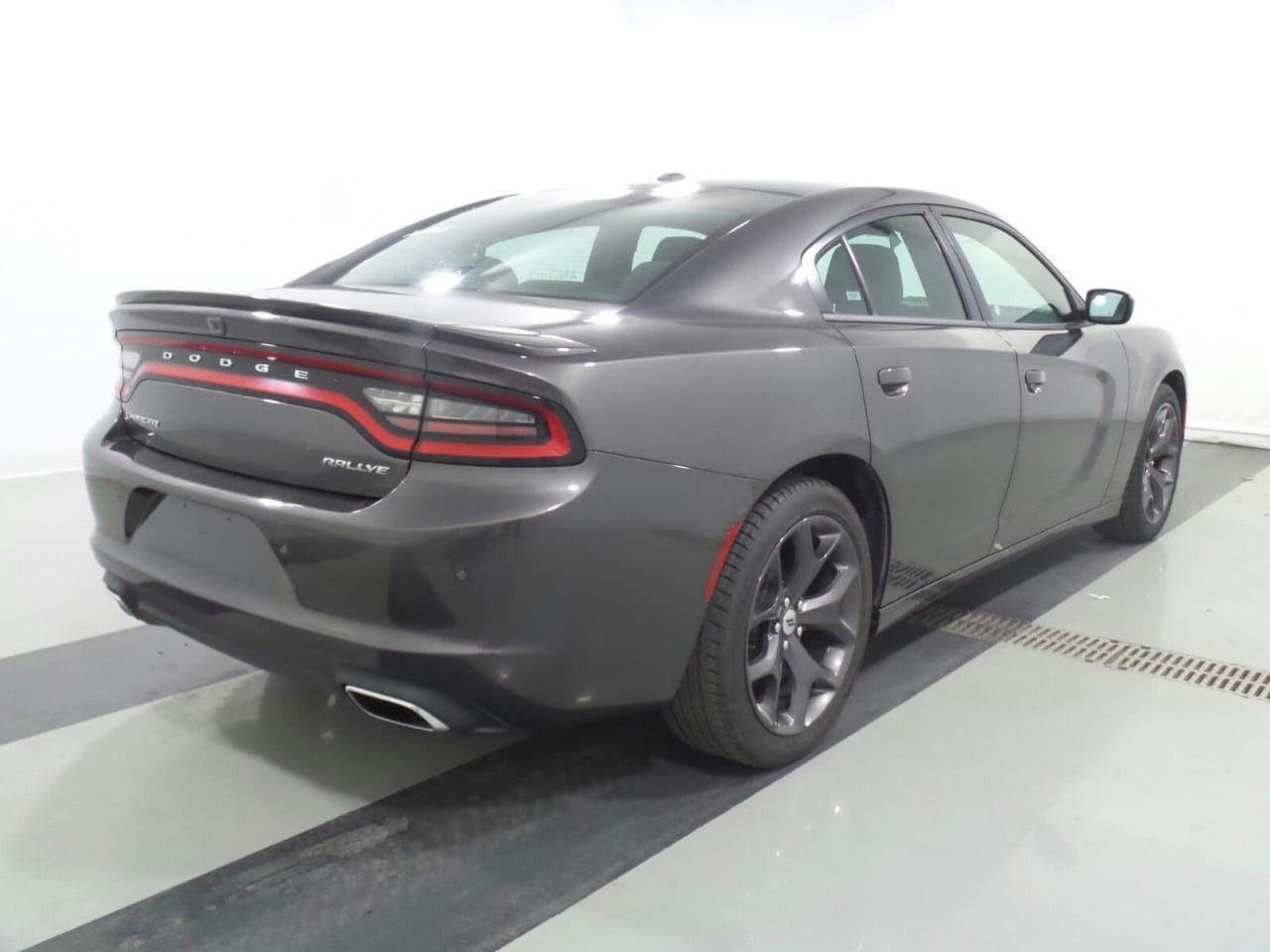 جارجر 2017 فئـــة رالــــي كنـــدي🇨🇦 تـــو ويـــل 

السيارة داخلة كلين تايتل كما موضح في الصور إدناه :
داخل العراق قطعه وحدة فقط كلير باب الراكب ( الصدر ) 
طخه بسيطه بحافة البنيد وع اثرها حدثت GT تايوان بدون اي ضرر داخلي الغرض منه تعديل شكل السيارة 
(علماً أن السيارة مغلفة PPF عدا قطع التحديث ) 

حجم المحرك : 3600cc / ستــــة سلنـــدر 
المسافة المقطوعة : 78 الـف ميــل حقيقــي 
حالة المحرك : ممتازة ع وضع الشركة 
حالة الگير : ممتازة ع وضع الشركة 
حالة التبريد : ممتازة ع وضع الشركة
الحدادية : جيدة جداً 

المواصفات Full option : 
سلايد روف - رادار جانبي - حساسات خلفية - شاشة كبيرة 
تحكمات ستيرن ٤ جهات - كشنات تدفئة + تحكم اوتو - ثلاجة داخل الجكمچة - دفيوزر خلفي كاربون فايبر - سبايدر GT - شمسيات دفن أورجنال - عداد 260 

رقم بغداد الجديد بـ أسمي 
عنوان السيارة بغداد الجديدة موجود بالنهار فقط 

سعر السيارة : 210 ورقة وبيها مجال 

رقم صاحب السيارة أتصال او واتساب :
***********
