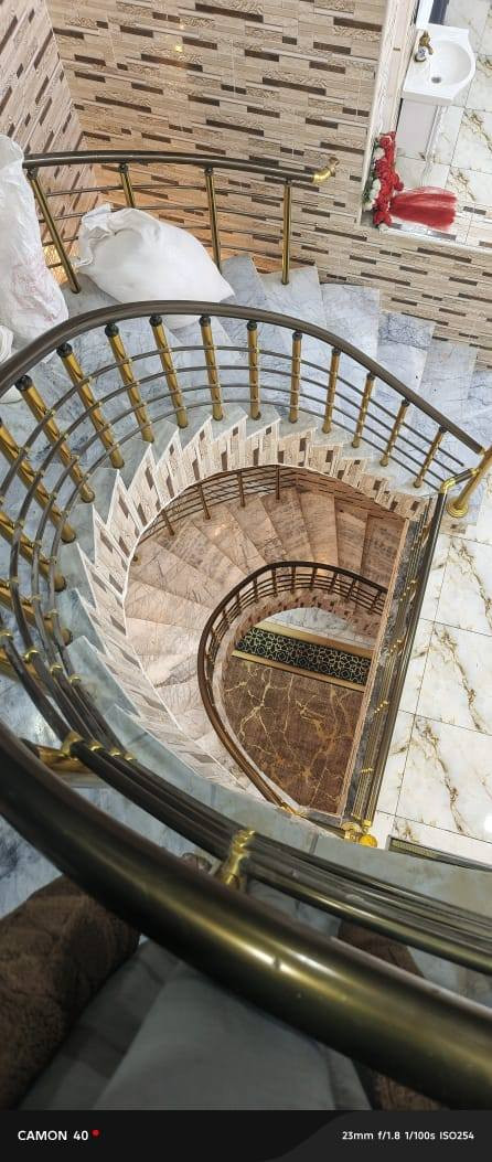 يالله دار ١٠٠م طابقين عل ساحه خلف شارع ٦٠ حي النداء منطقه ٥٧ بناء درجى والى *********** /*********** السعر ١٣٥مليون مع مجال
