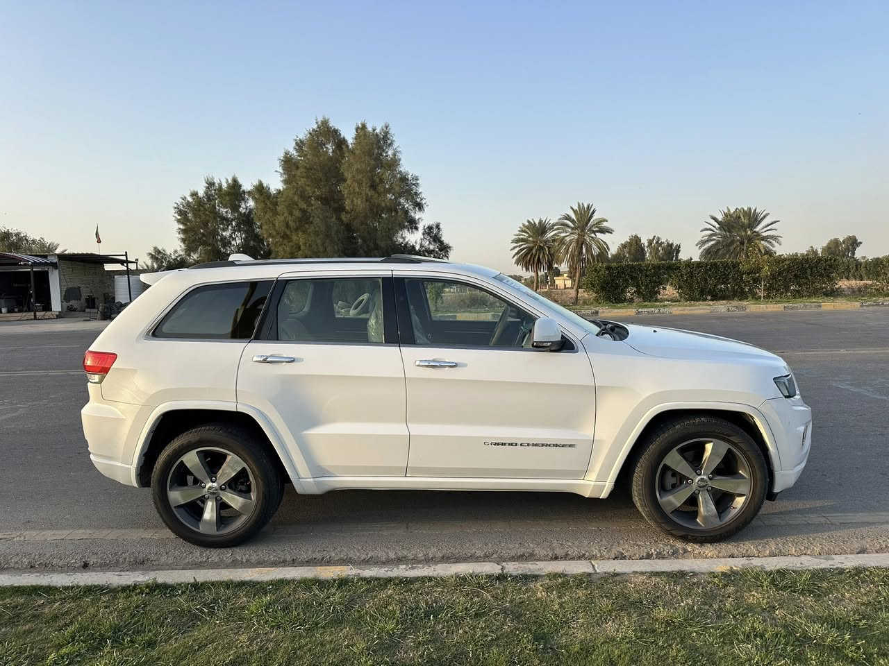 السلام عليكم
جيب كراند شيروكي2014 خليجي كفاله
جكات فور ويل وحساسات وفول 
ماشيه 190
مكاني بابل 
السعر 235
***********
