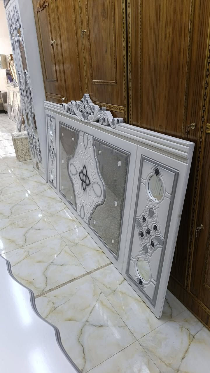 السلام عليكم غرفة ستة باب شغل بغداد جديد تتكون من 9 قطع اضافة مع التوصيل والشد واصل السعر مليون
 رقم الهاتف ***********
العنوان النجف الأشرف الحيدرية خان النص
