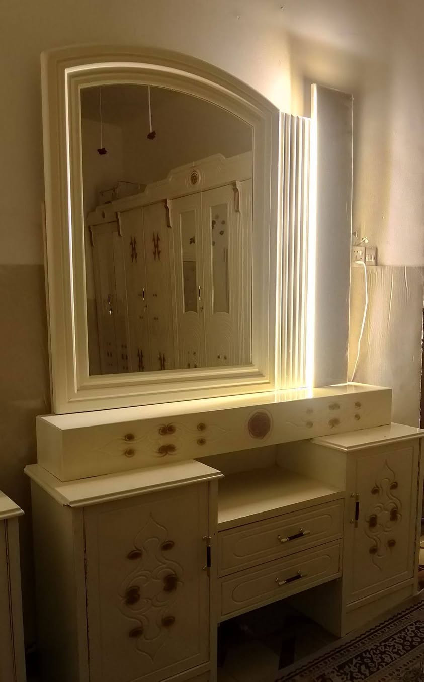 غرفة نوم للبيع صاج عراقي لون أبيض، استعمال شهر واحد فقط وحالتها مثل الجديدة. تتكون من ٨ قطع
القطع
كنتور ملابس
زاوية ملابس
ميز تواليت بيه إضاءة
كومدي صغير للأحذية
كومدي للتخزين نهاية الجرباية
جرباية بيها إضاءة
سرير
٢ كومودينو جانبيات
السعر: 1500 ونص
الموقع: البصرة _القبلة
للاستفسار والمعاينة: ***********
