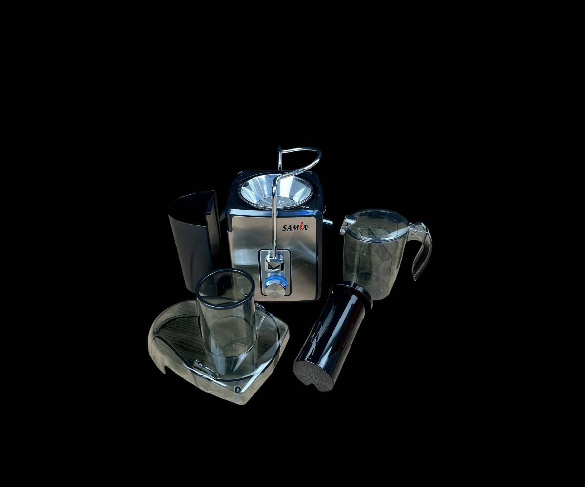 معصارة الفواكه ماركة SAMIX

المميزات

محرك نحاسي قوي بقدرة 700 واط

يمنحك أداءً فائقًا لاستخلاص أكبر كمية من العصير بسرعة وكفاءة، مع نظام حماية من ارتفاع الحرارة لضمان عمر طويل للجهاز

فوهة إدخال واسعة 75 ملم

تصميم واسع يسمح بإدخال الفواكه والخضروات كاملة دون الحاجة إلى التقطيع المسبق، مما يوفر الوقت والجهد

سرعتان لاستخلاص العصير

السرعة الأولى: مناسبة للفواكه الطرية مثل البرتقال، البطيخ، والعنب

السرعة الثانية: مثالية للفواكه والخضروات الصلبة مثل الجزر، التفاح، والزنجبيل

فلتر شبكي من الستانلس ستيل

مصنوع من الفولاذ المقاوم للصدأ، مما يضمن استخلاص عصير نقي وصحي دون شوائب

حاوية لب كبيرة بسعة 1200 مل

تتيح لك تحضير كميات كبيرة من العصير دون الحاجة إلى تفريغ اللب باستمرار

سهولة التنظيف والتخزين

أجزاء العصارة قابلة للفك والتركيب، مما يجعل تنظيفها سريعًا وسهلاً

تحتوي على وعاء لب قابل للإزالة لتسهيل عملية التنظيف

تصميم أنيق ومتين

هيكل من الستانلس ستيل عالي الجودة يمنح العصارة مظهرًا عصريًا وأنيقًا

قاعدة ثابتة تمنع الاهتزاز أثناء التشغيل

تشغيل آمن وسهل الاستخدام

مزودة بقفل أمان يمنع التشغيل غير المقصود

قاعدة مقاومة للانزلاق لضمان استقرار الجهاز أثناء الاستخدام

ضمان لمدة سنة من تاريخ الشراء

المواصفات الفنية

الجهد الكهربائي: 220-240V، 50-60Hz

سعة حاوية العصير1000 مل

مادة الفلتر والإطار ستانلس ستيل