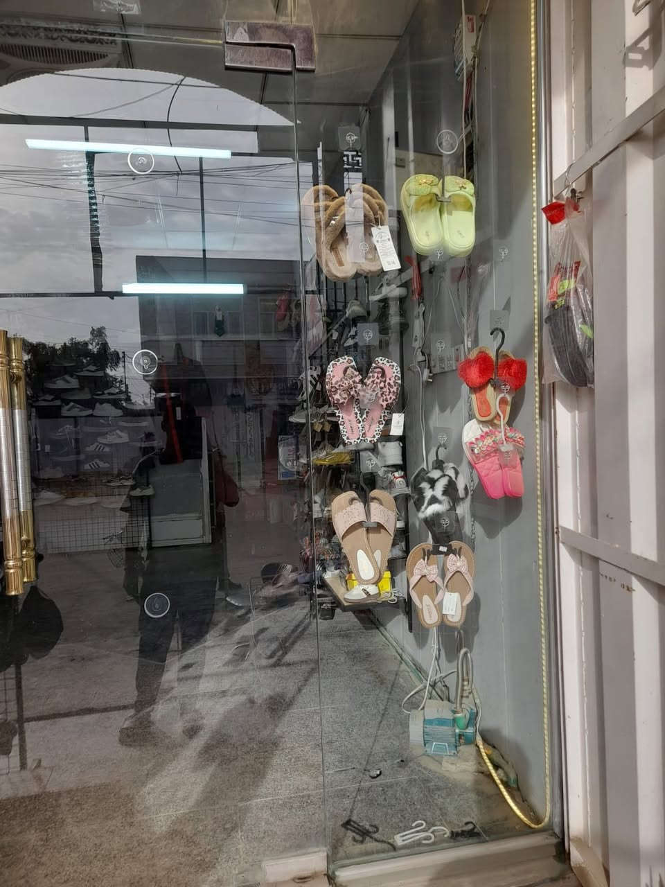 السلام عليكم. 
محل احذيه وسليبرات،، للبيع مع كامل محتوياته، لعدم التفرغ،، 
العنوان،،،حي البساتين ،شارع الضباط، مجاور عيادة الأسنان الماسة.
للتواصل ***********
