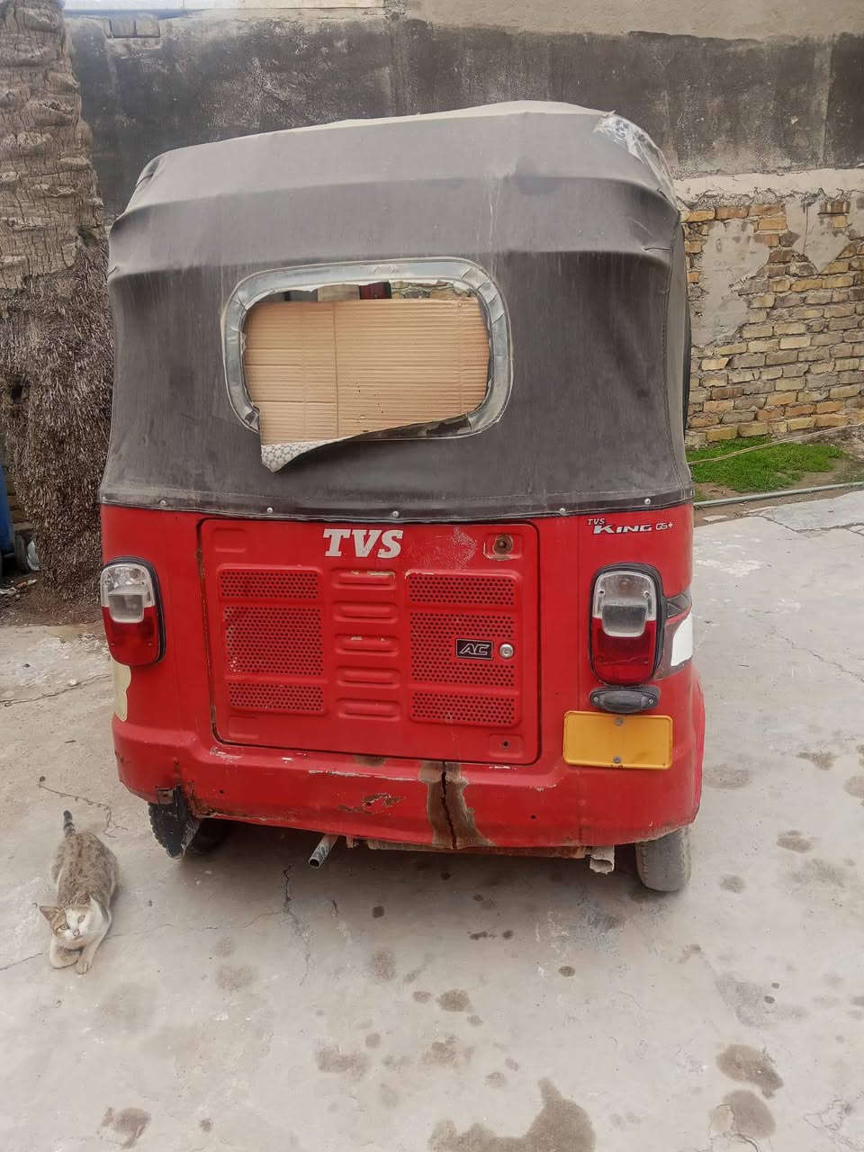 السلام عليكم  تي في اس 2018 اوراق كامله اصوليه   تكتك مناقصه اي شي بس بيها شمره عل يمنه قويه  و الباقي مناقصه اي شي والكشر كدام عينك  مكاني بغداد الدوره شارع 60..
***********رايدها  ب 2250 وبيها مجال
