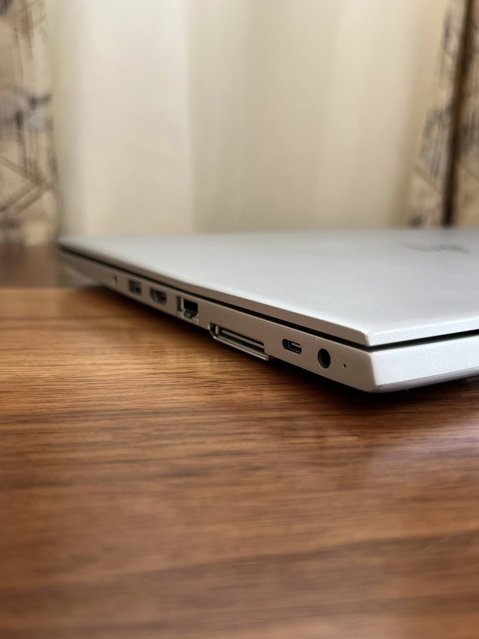 السلام عليكم لابتوب HP جيل حديث  ورام  16 للبيع .
اللابتوب جدا نضيف وادائة قوي ومواصفاته جدا عالية يفيد الي عنده دراسة او العاب او تصميم او غيرها من الاستعمالات.
المواصفات :
المعالج Intel cor i5 
الجيل : الثامن 
كرت الشاشة :  intel UHD GRAPHICS 8GB 
الرام : 16GB DDR4 
الذاكرة ( الهارد ) : SSD 256GB  M.2
الشاشة : حجم 14.3 دقتها  تشغل 4K ضد التوهج ips 
فدشي كلش راقي.
كيبورد ضوئي ليزري

المميزات:
بصمة اصبع
لون سلڤر فضي من الخارج والداخل 
كيبورد ضوئي
اللابتوب جدا سلم ووزنه خفيف 
اللابتوب جيل حديث ومعالج سريع 
منصب عليه وندوز 11 برو مفعل مدى الحياة.
منصب عليه اوفس مفعل مدى الحياة .
كيبورد ضوئي عربي انكليزي ليزري .
كامرة امامية جدا واضحه.
سماعات ستيريو .
بطارية اللابتوب ليثيوم تطول وياك بالاستعمال المكثف اقل شي 4 ساعات
المنافذ :
منفذ الشحن
منفذ التايب سي للبيانات
منفذ LAN
منفذ HDMI
منافذ USB ومنفذ Aux

الملحقات :
ملحقاتها كله كاملة وجديدة غير مستخدمة لان ماصارلي فترة بسيطة جدا من اخذته.
شاحنة اللابتوب الاصلية  .
جنطة اللابتوب ماركة اصلية وبعدهي جديدة مامستعمله ابدا .

اللابتوب كلش نضيف ومواصفاته قوية وتصميمه سلم ومرتب .
ومابي أي نقص كيبورد سماعات انترنت شاشة كامرة كله شغال وممتاز ومابي اي نقص من اي ناحية.

السعر : 285 الف وبي مجال قليل .
مكاني النجف 
واليريده توصيل هم موجود ان شاء الله

***********

(لابتوب Hp اج بي hp 
 جيل حديث لابتوبات للبيع النجف بغداد الموصل البصرة)
