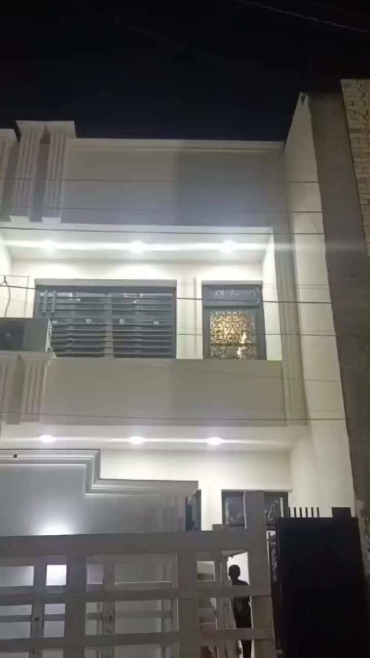 السلام عليكم ورحمه وبركاته الدار للبيع  زراعي في منطقه البلديات الضباط الثانيه قرب محطه الصفره 100 م  الجبهه 5 والنزال 20 طابقين ونص بس الغرفه الطابق الثالث هيه وحمام ما كاملات وباقي البيت كله كامل ودرجه اولئ وبناء جديد سنه 2025 ثاني بيت عل شارع 30  السعر 135 وبي مجال ‏‪***********‬‏الاستفسار
