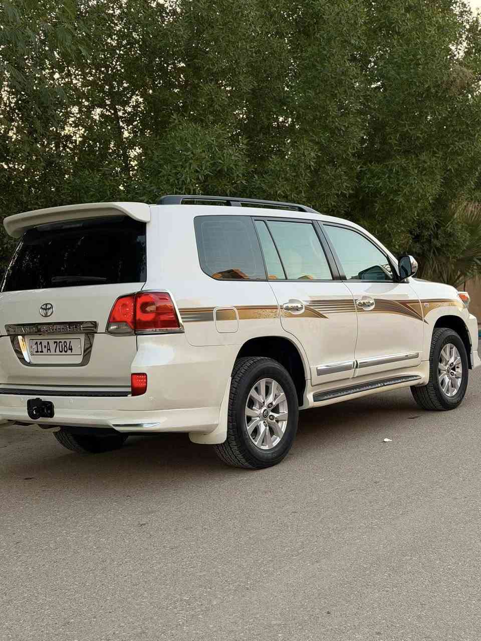 السلام عليكم لاندكروز 2008
محدثه 2015 تحديث وشغل درجه اولى 
بچم كلة زنون الاصلي 
السياره جدا جديده 
كفاله عامه من الصبغ فقط بارد مكانين والسونار 
موضح بمنشور 
صدر امامي خلفي جديد 
كير مكينه كلش جدد 
تخم تاير +ويل جديد 
السياره بيها تراي مال ٢٠٢٤ 
مواصفات اللاندكروز معروفه ٦سلندر
رقم بغداد كلش حلو رباعي 
السعر 275 ورق وبيه مجال بسيط 
مكانها بغداد الدوره  بيع فقط
***********
