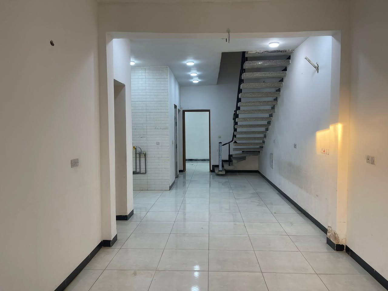 بيت الاجار مساحه ١٠٠متر طابقين بناء حديث ٢٠٢٤
موقع حله ورديه خارج قرب مستشفى الكفيل (حي الغدير ) 
بيت جاهز من سخان وتنكيات او ومطور وكهربئيات او مي درجه الأولى ***********
