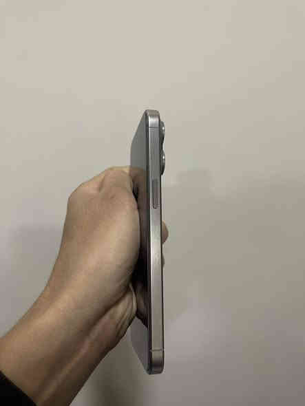 السلام عليكم 
ايفون15pro max للبيع(تيتانيوم)
ذاكره 256⭐️
بطاريه 92 ⭐️
نموذج m ⭐️
الجهاز وياه كارتونته الاصليه والكيبل الاصلي 
قبل 5. اشهر خلص الضمان مالته
الجهاز مشحون فقط 296. مره 
ولا شخط بيه لا بل شاشه ولا بل ضهر ولا بل جوانب 
جديد جديد جديد 
وياه حافظه من شركه آبل سعرها (35) الف
و وياه شاشه privacy للخصوصيه بعدني ممخليها 
وعليه شاشه ضد الكسر
السعر 1,150,000 وبيه مجال
للاتصال ***********
