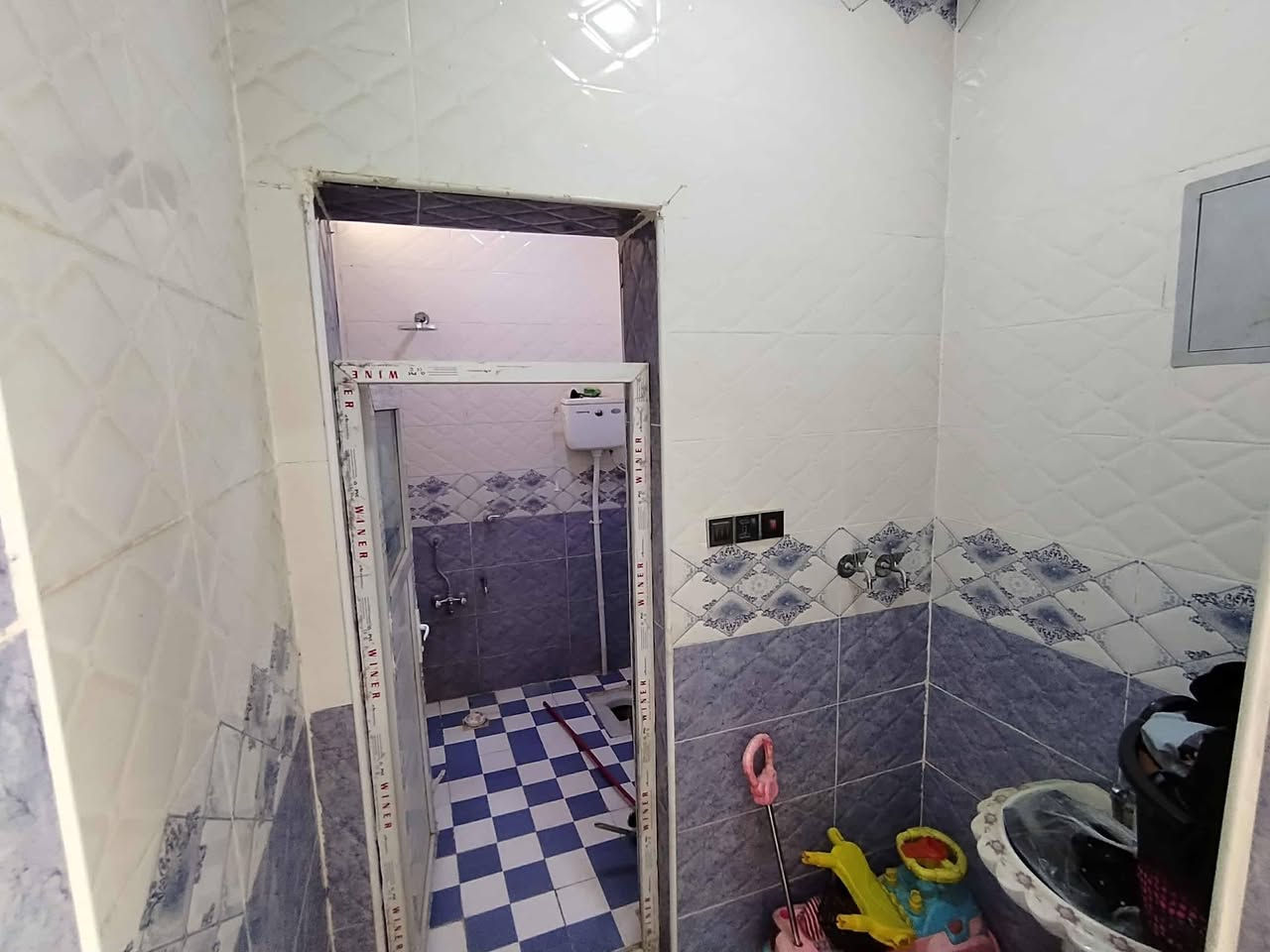 سلام عليكم بيت للبيع في مجمع الامير قرب مجمع الشاميه السكني م200 البناء 150م طابقين مسلح الطابق الثاني فرمستون بي 3غرف صاله وصحيات داخليه وخارجيه وستقبال ومطبخ ومنور للستفسار***********
