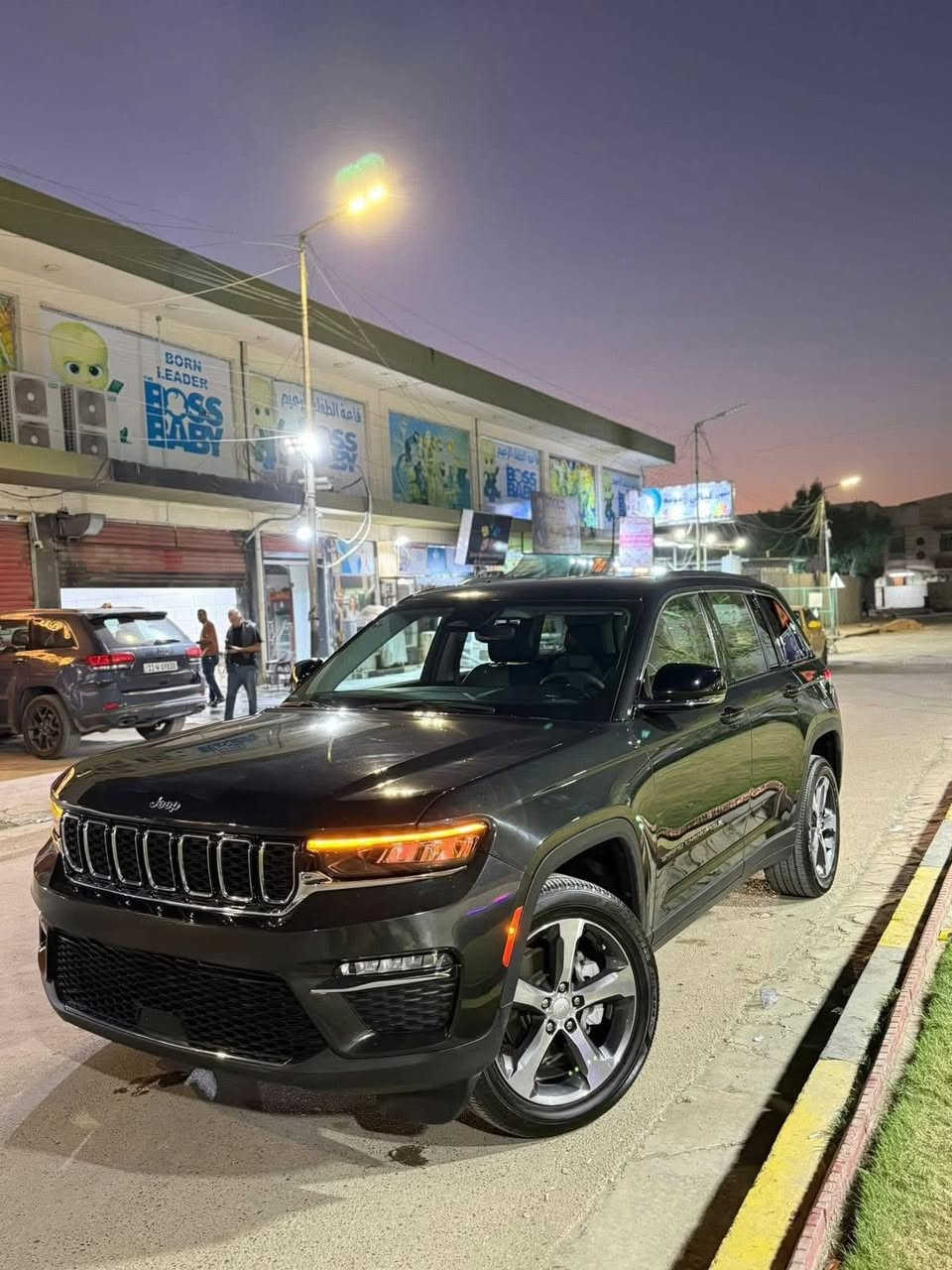 السلام عليكم 

Jeep Grand Cherokee Limted  2023
 السياره جديده جدا    حادثها جاملغ وبدلته نفس لون  فقط
ماشيه 39 الف  
.
 المواصفات الأساسية:
 • الموديل: Jeep Grand Cherokee
 • الفئة: Limted  
 • السنة: 2023
 • المحرك: V6 سعة 3.6 لتر 
خزن ميموري 
*رقم بغداد باسمي
 *5 راكب المرغوب
*شفتات سرعه
 *جنطه كهرباء
*اربع انظمة قيادة
*رادارات مانع تصادم 
*اوتو ستوب خروج عن المسار 
*تشغيل عن بعد 
*تدفئه  مقاعد امامي خلفي مع المقود   
*شاشه الكبيره  
* رادارات جانبيه خلفيه 
* تحذير الخروج عن المسار 
* تحذير النقطة عمياء  .
* نظام تحذير عند التقاطعات.  
* المصابيح الأمامية LED.
* كشافات الضباب LED. 
* دخول ذكي. 
* بصمة  للدخول الذكي. 
* حساسات خلفية.
السيارة من انظف الجيبات الموجوده بلعراق
حادثها جاملغ فقط بدلته نفس لون 
بدون دواخل بدون قطرة صبغ 
مكفوله من دعاميه للدعامية
لونها مميز    
وعليها رقم شبه مميز
السعر 360 ورقه وبيها مجال بسيط للشراي 
الاتصال على الرقم 
***********
***********
مكاني بغداد زيونة
