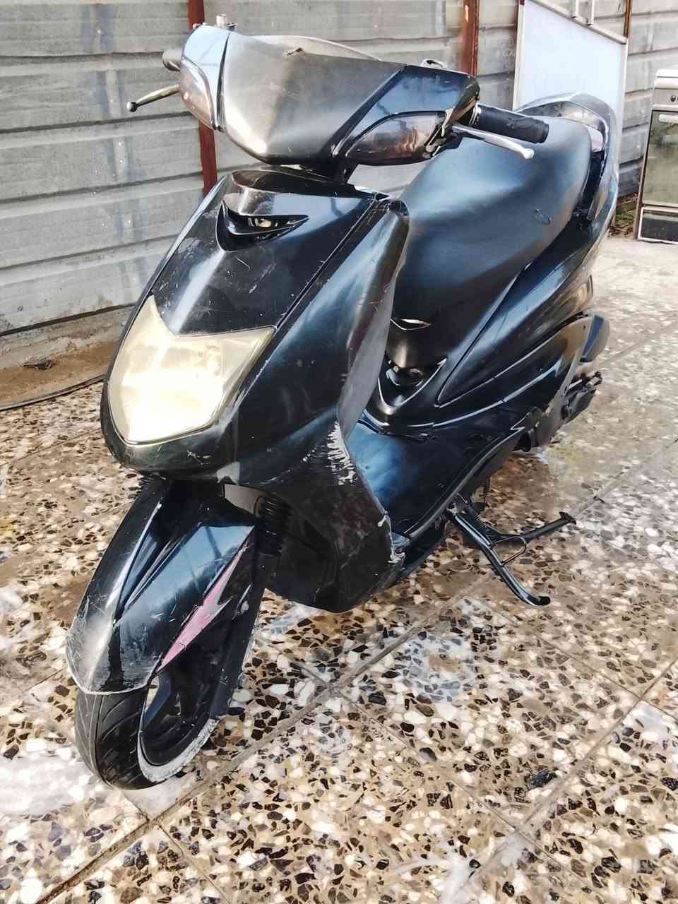 سلام عليكم سكنز للبيع
دراجه نضيفه وكاعده ناقصها ترايش جوره الرجل فقط 
سعرها 550مكان بغداد زعفرانيه تواصل ***********
