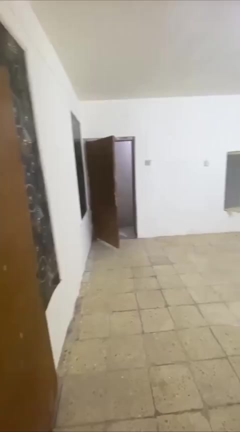 بيت مساحه 130 صب مسلح طابق واحد جاهز للسكن فارغ حاليا سعره فقط بيع سريع ب 50 منطقه كامله الخدمات مجاري ومي وتبليط عنوانه حي الكوفه افرع افران الحجيه كله كبل للطلب الاتصال ***********
