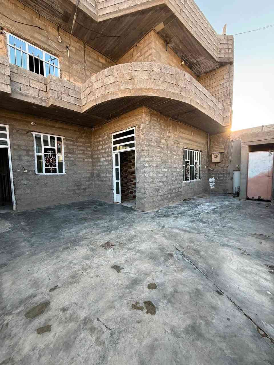 سلام عليكم متابعين مكتب دار الامان للعقار 🏠
دار سكني للبيع 
العنوان 📍 الديوم ال 3000 يسار السيطره القديمه قريب عل الجامع 
المساحه : 200م  
طابقين اربع غرفه كلها سقوف ثانوي المرتب البيت بس يحتاجه واجهيا 
صاله استقبال معزولها مطبخ و٣ مجموعه صحيه 
السعر : 130 مليون وبي مجال 
للاستفسار هـ : ***********
