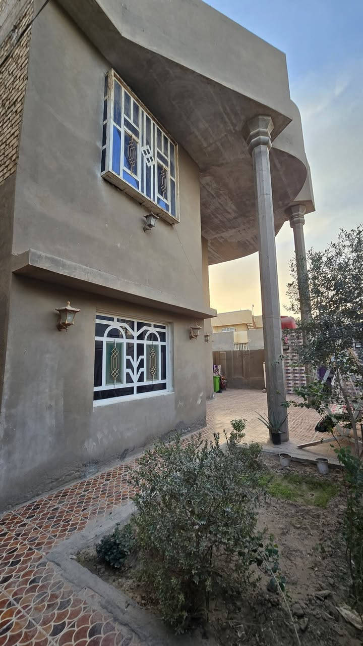 🏡 اعادة نشر نظراً للوعود الكاذبة.
بيت في حي الضباط - قضاء عفك

🔹 المساحة: 300 متر مربع
🔹 التصميم: طابقين (كونكريت مسلح)
🔹 سنة البناء: 2015
📍 الموقع المتميز:

· يطل على شارع فرعي مقابل مقامية قضاء عفك.
·  خلفه محطة بنزين قضاء عفك المركزية.

-الشارع مبلط مع كامل الخدمات من مجاري وانترنت ضوئي فايبر ٫ومنطقة هادئة و واجهة بالمدينة

🏠 تفاصيل البيت:
🔸 الطابق الأرضي:
· برانية (7×4 م)
· مطبخ (4×5 م)
· مجمع صحي خارجي

🔸 الطابق الأول:
· غرفتين (5.5×4 م لكل منهما)
· صالة واسعة (13×4 م)
· مجمع صحي داخلي
. طارمة كبيرة 

🔸 الطابق الثاني:
· غرفة كبيرة (7×4 م)
· غرفة أخرى (5×4 م)
· مخزن (3×3 م)
· سطح أول

🔸 الطابق الثالث:
· بيتونة + سطح إضافي

✅ البناء حديث وجاهز للسكن، تصميم عملي ومريح للعائلة.
✅ممكن ان يباع مع الاثاث ايضاً 
✅ البيت طابو صرف وحر لا يوجد علية اي ديون .

📞 للاستفسار والتفاصيل:
· مراسلة خاصة عبر الصفحة.
· أو الاتصال مباشرة على الرقم: ***********
