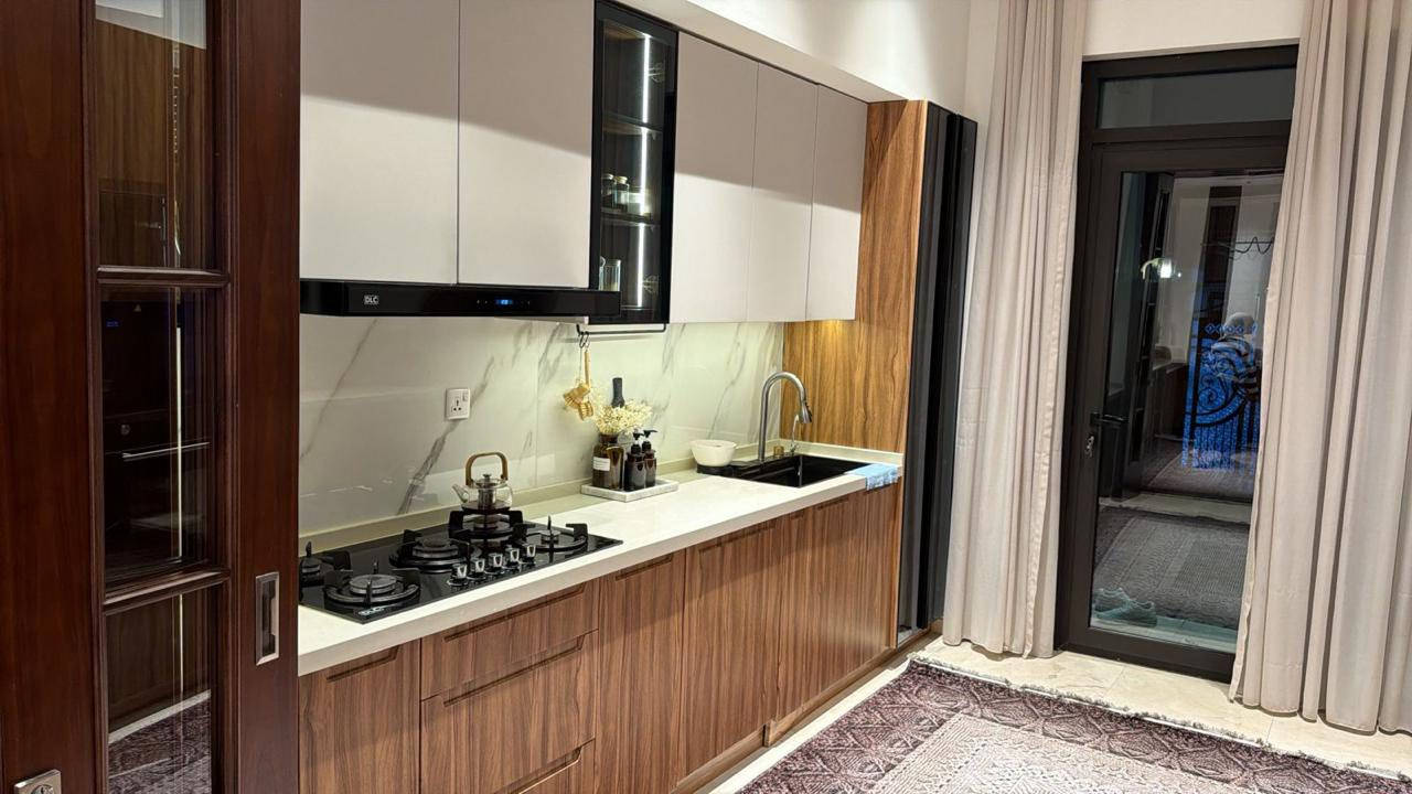 للبيع دار حديث زيونه محله 716
المساحة 240 متر 
واجهه 8 متر 
النزال 30 متر 
فول درجة اولى بناء من الكوالتي الممتاز 
يحتوي ع 5 غرف نوم سويتات 
للاستفسار :*********** 
بلال الزبيدي للعقار
