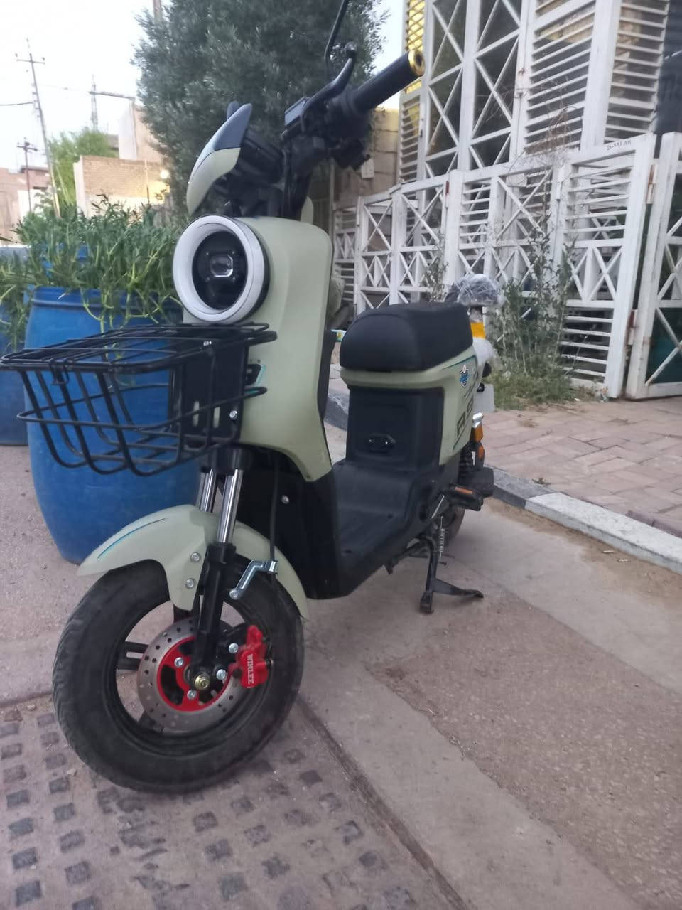 بايسكل شحن R9 
5 بطاريات دبل استعمال 4اشهر نظيف جدا اخو الجديد موديل ال 2026 شركة وينلي ملف 1200W تشغيل بلوتوث ويعمل بالمفتاح والسويج والكارت ويوجد فاتورت الشراء سرعتها 60km/h حقيقي يوجد وضعية الباركينج(p) والبيج(R) و اربع سرع بسعر 520الف وبي مجال العنوان: كربلاء /المركز
الرقم : ***********
وبريكات دسك ودبلات هايدروليك تجي ويا شاحنة 230W الي تمشيك بالشحنة الوحدة 40km حقيقي وعقلة يتحمل ستة بطاريات

