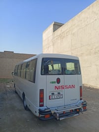 كوستر نيسان 2017 للبيع منضومه غاز  سياره جاهزه  07725102330