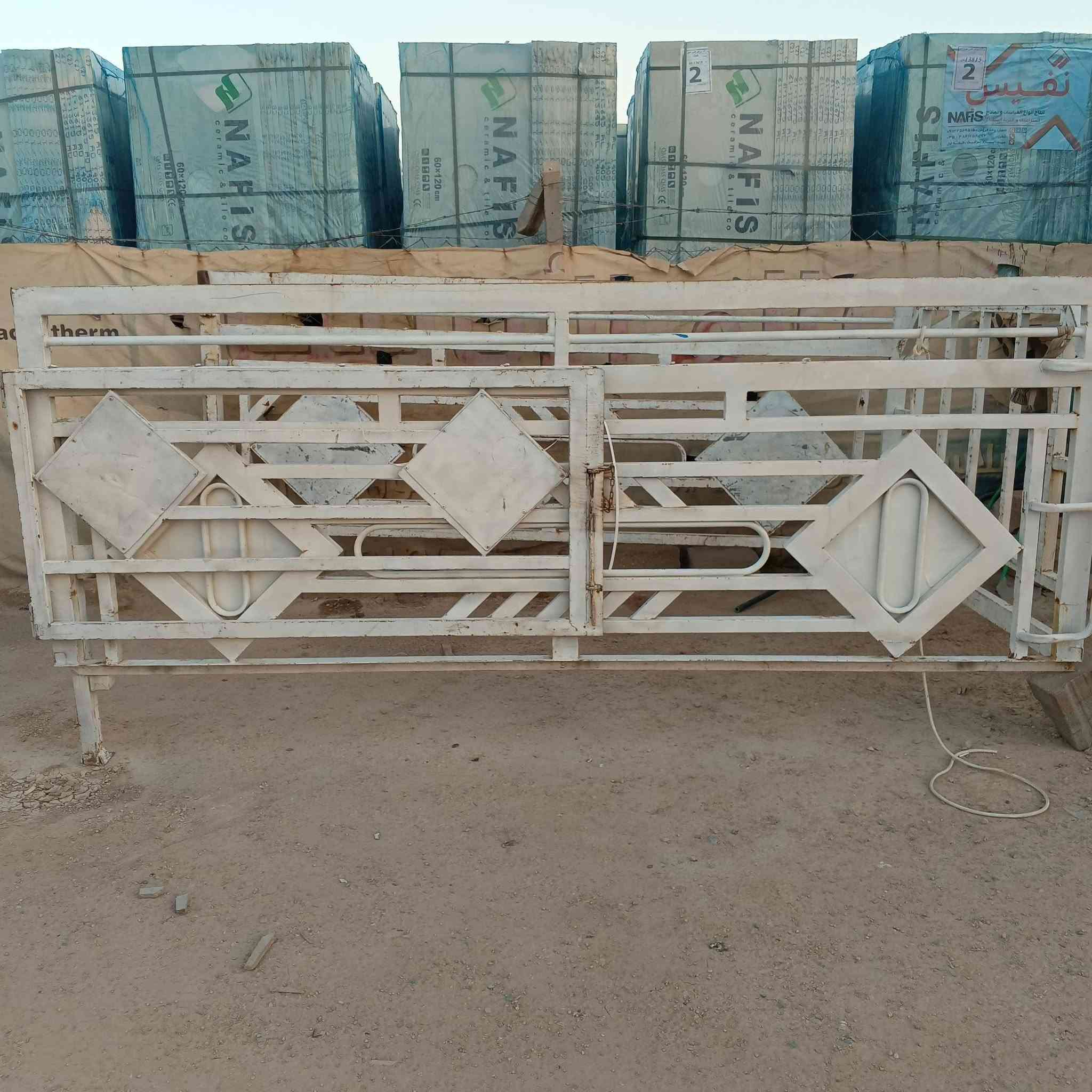 السلام عليكم محجر للبيع 
نظيف ومناسب 
مكانه النجف شارع المطار 
450وبيه مجال 
***********

