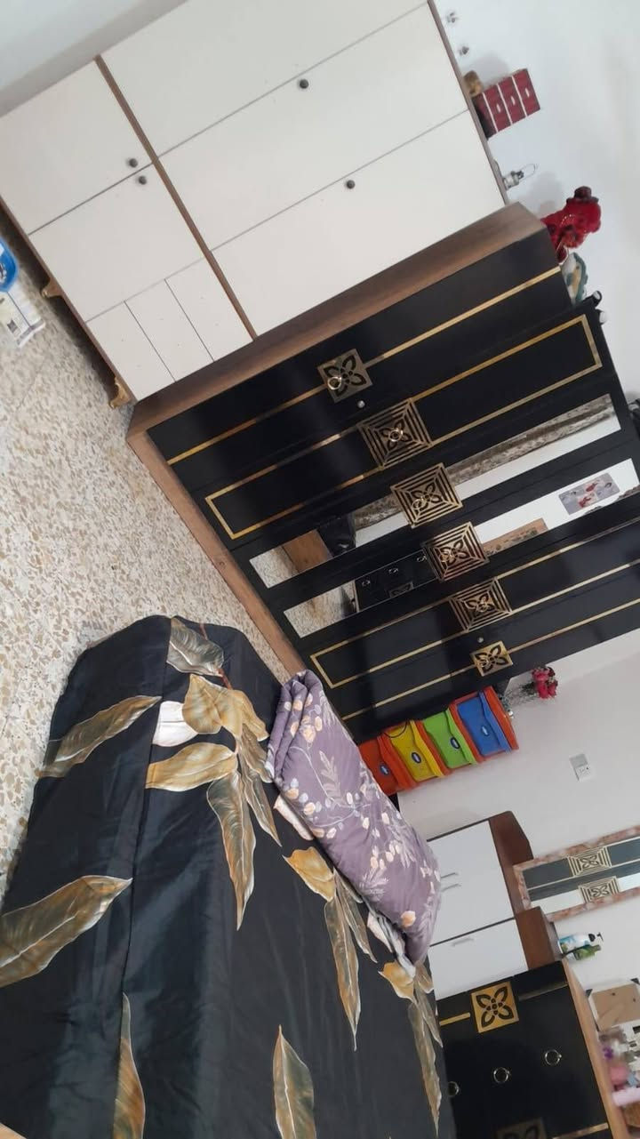 بيت مساحه ١٠٠ بالامين الثانيه السده جديده طابقين يحتوي طابق الاول على صحيات عدد ثنين واستقبال ومطبخ وغرفه ويحتوي طابق الثاني ع صحيات وغرفتين ومطبخ وبي سطحين للإستفسار اكثر  على رقم ***********
