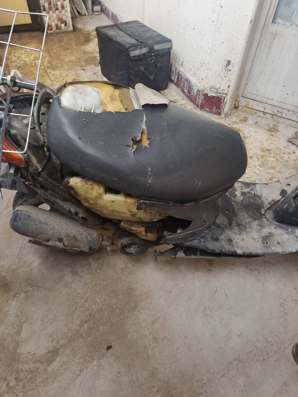 السلام عليكم ورحمة الله
دراجه عصفوريه مرواس بايراني 
كلجات جدد كهربائية شغاله نكره سلف
النواقص كابريتر تعبان لازم يتبدل وباتري وتشتغل مثل الورد
العنوان بغداد.. الشعب شارع عدن
رقم الهاتف ***********.ملاحضه الكفرات الجانبيه موجوده اتصل وبيك خير وادلل
