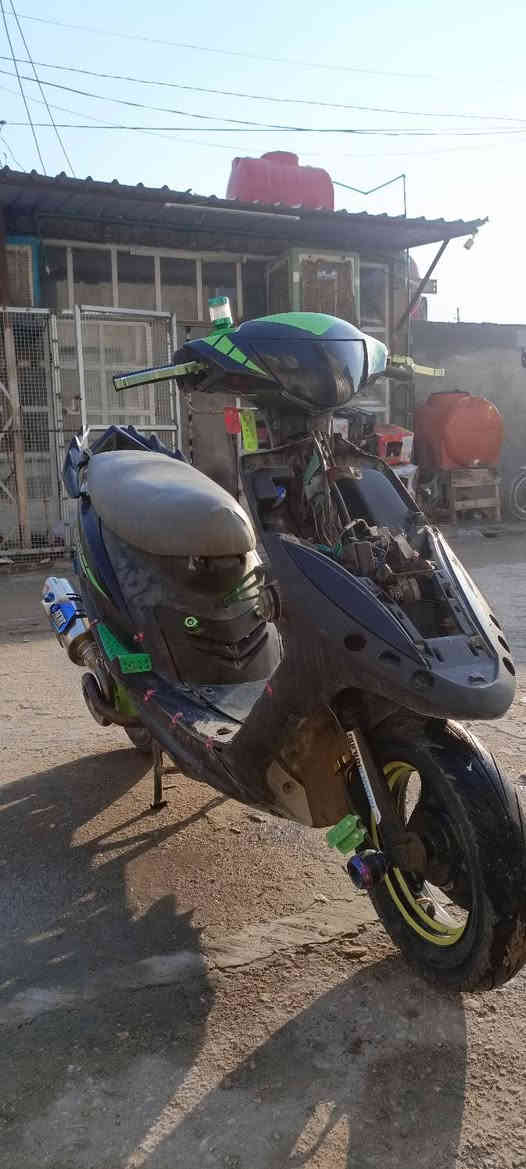 السلام عليكم
((السعر 500 مع المجال القليل)) 
دراجه ماكس عدله مكينه بلاديه ما مفتوحه مزوده خارجي فقط سوادات مختمه وكفرات بلاديه موجوده بس تعبانه وباقي القطع بلاديه موجوده عفته شهر بلمطر اجيت لكيته ولا طكه 90% عقل او كتف لان كفر امامي مابيه ابيع كوووم حديد الله شاهد بس مطرت عليه الدنيه ومالي خلك اصلح لان ما محتاجه بلعافيه ع الياخذه ***********
المو شراي ليدك وليعلق كلشي مذكور يمك
