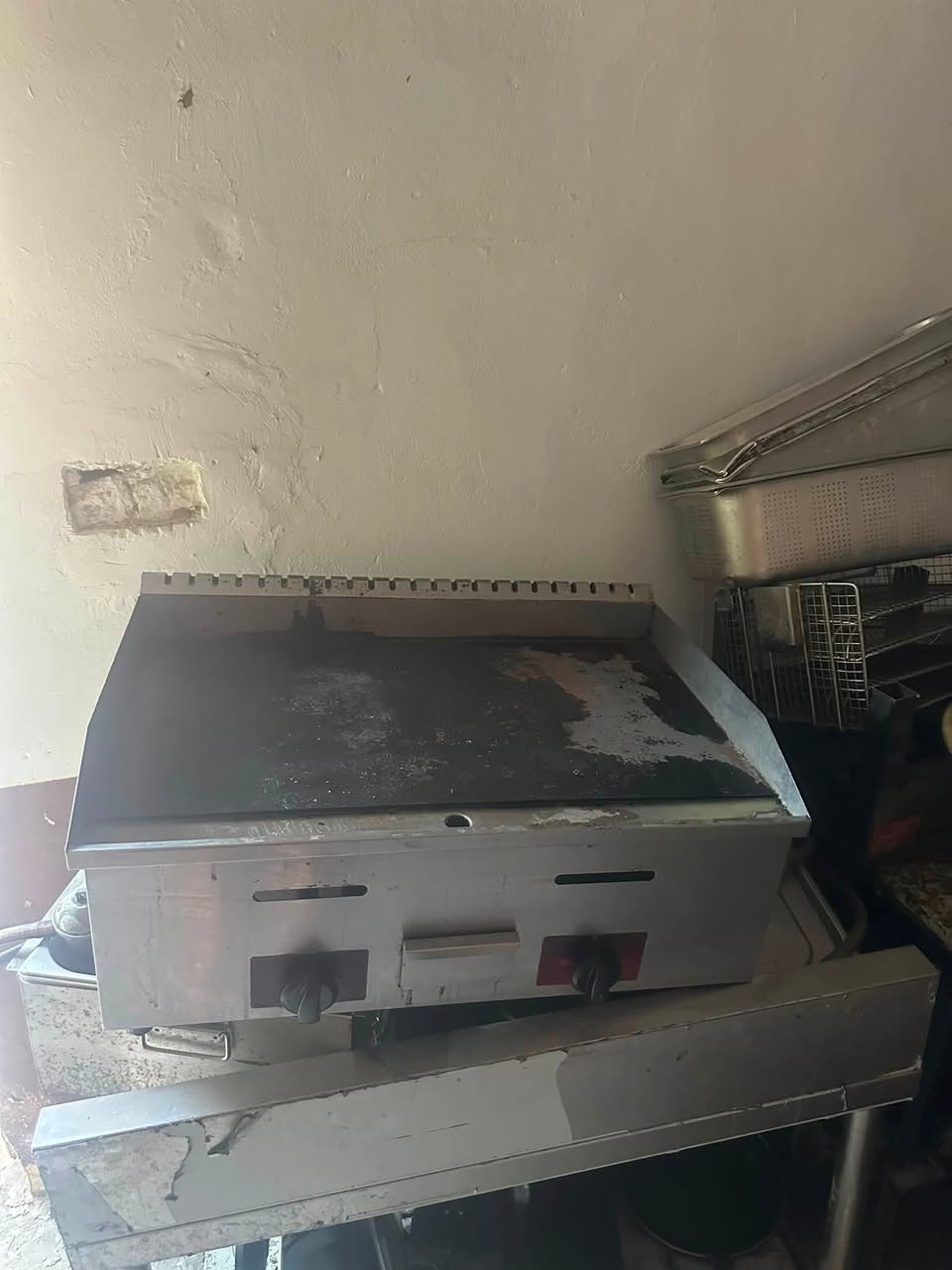 سلام عليكم غراض مطعم للبيع كلهن نضيفات وشغل بعد موجود شوايه دجاج ٦ شياش فرن بيتزاتواصل ***********
