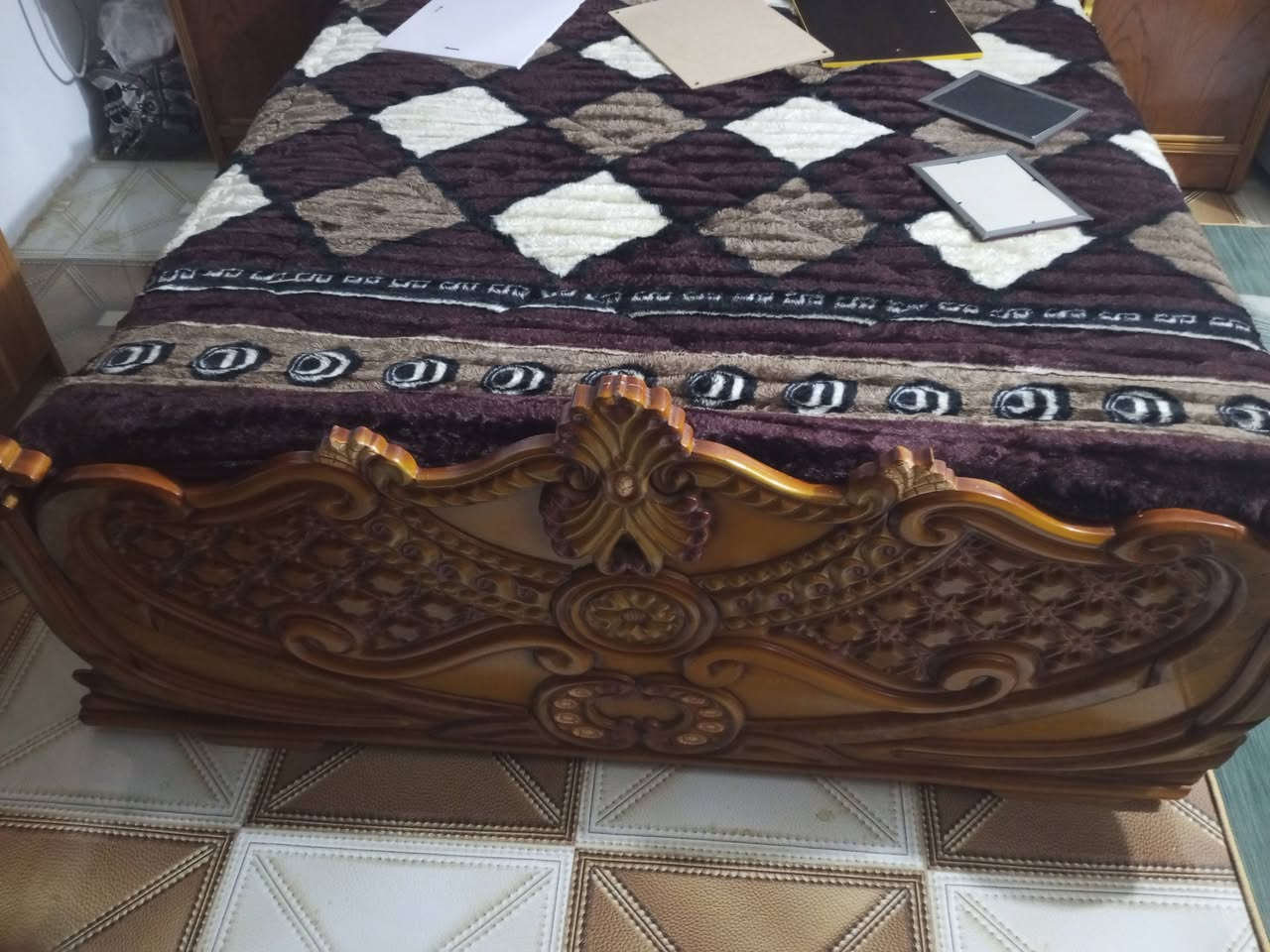 سلام عليكم غرفه خشب عراقي صاج درجه اولى مع الدوشك نظيفه 100%  مابيها اي ضرر
العنوان مقداديه ابو سباع 
السعر 950 الف 
رقم هاتف 
***********
