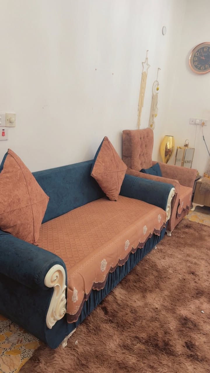 تخم نظيف ٨مقاعد ويا مفرش هديه بسعر ٣٥٠ *********** مكاني بغداد
