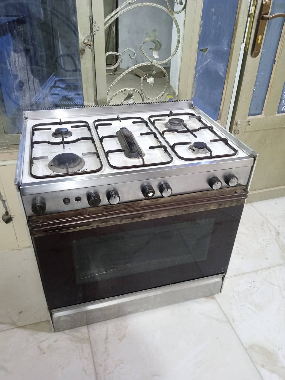 السلام عليكم ...
طباخ عشتار 5 مشاعل وفرن الاصلي كله شغال ع الفحص نضيف جدا للاستفسار اكثر يرجا مراسلة الصفحه او الاتصال ع الرقم *********** وات ساب
