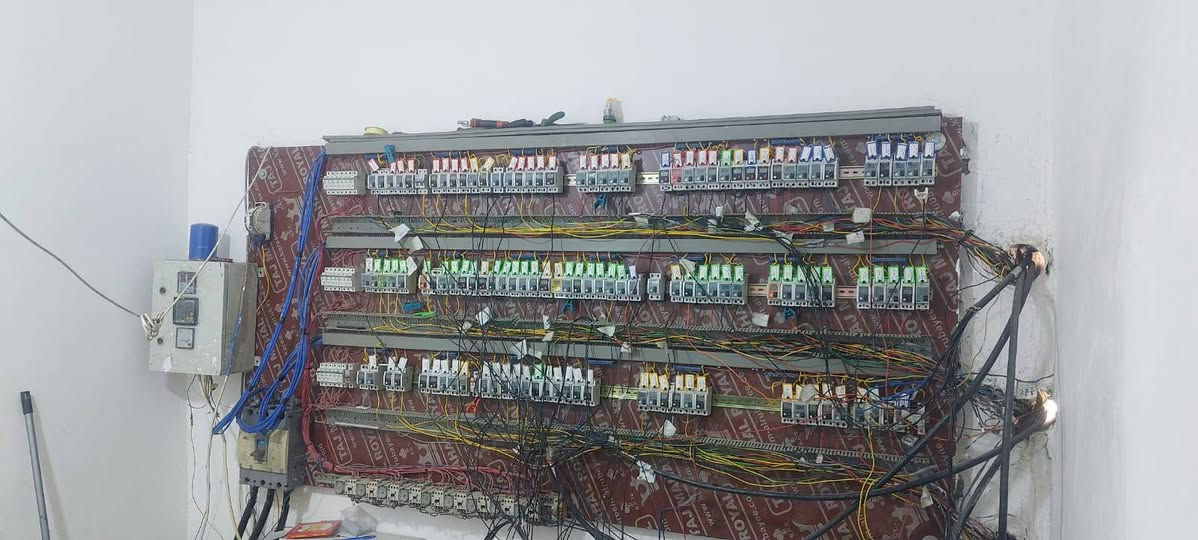 السلام عليكم للبيع موقع في مدينة الصدر بين قطاع 77 و76قرب سوق سويري يتكون من 3مولدات سكانيه 2 بومه وحده 8 حصتين كاز 715 ) الحمل 1100 انبير) مكلف) ‏‪***********‬‏
